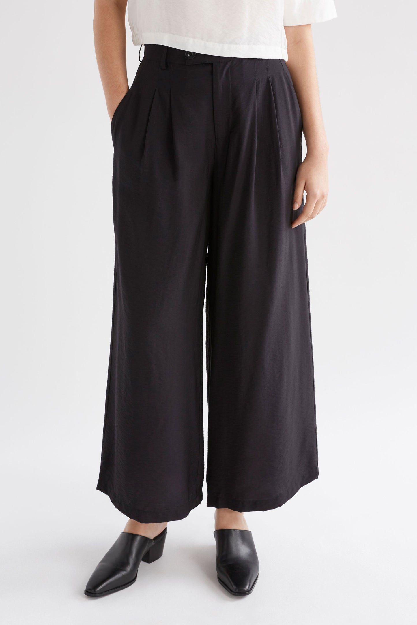 Pressa Front Pleat Wide Leg Pant Model Front Crop | BLACK