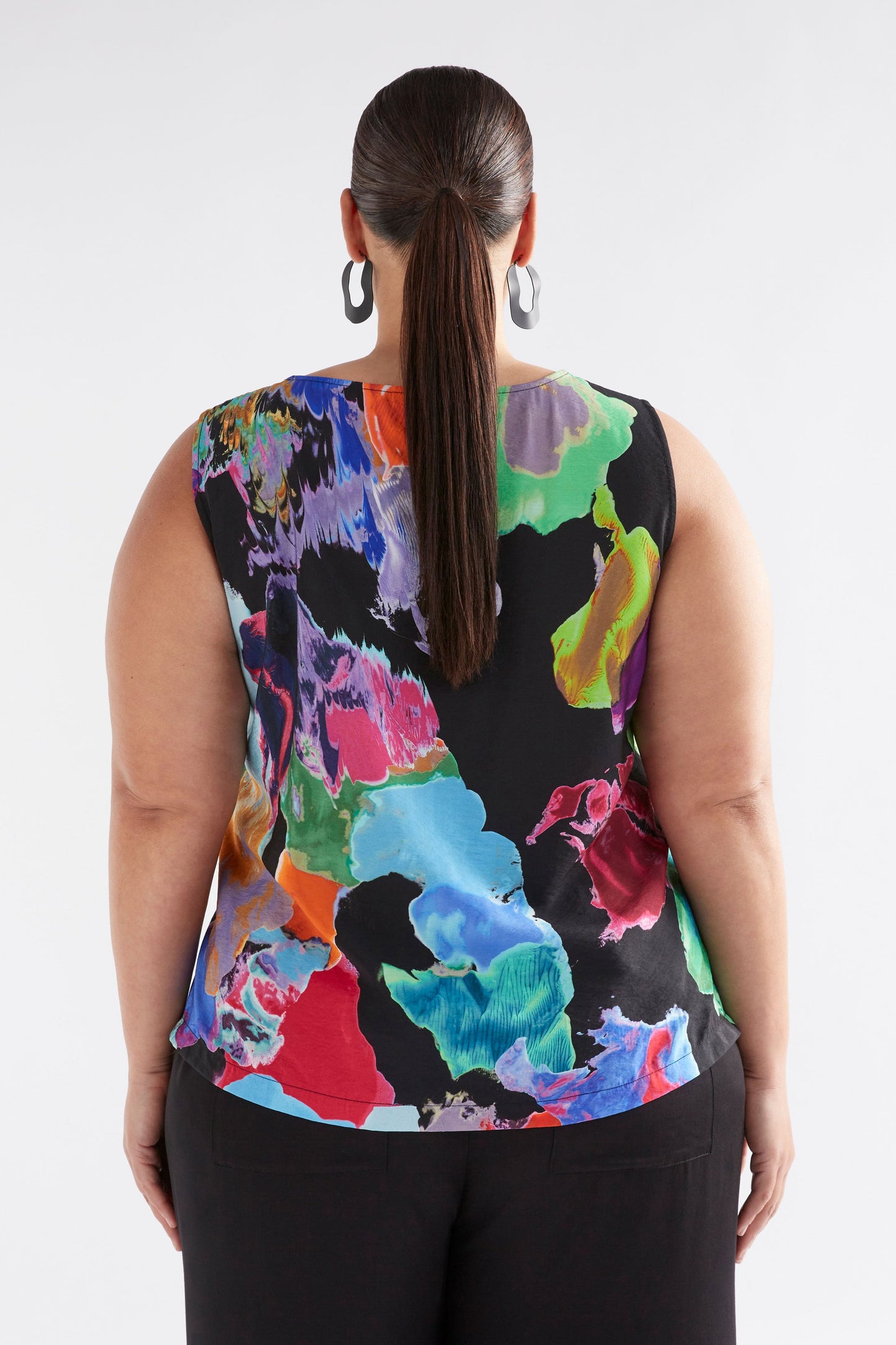 Tili Sleeveless Print Shift Top Model Back Curve | REM PRINT