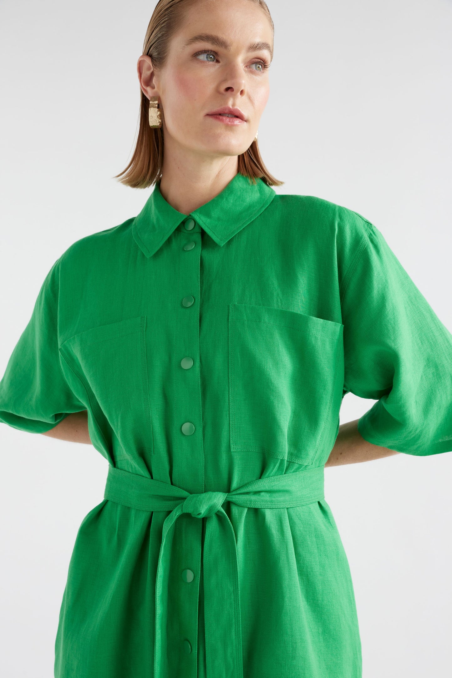 Nayte Relaxed Wide Sleeve Short Linen Shirt Dress Model Front  Detail | VINE GREEN