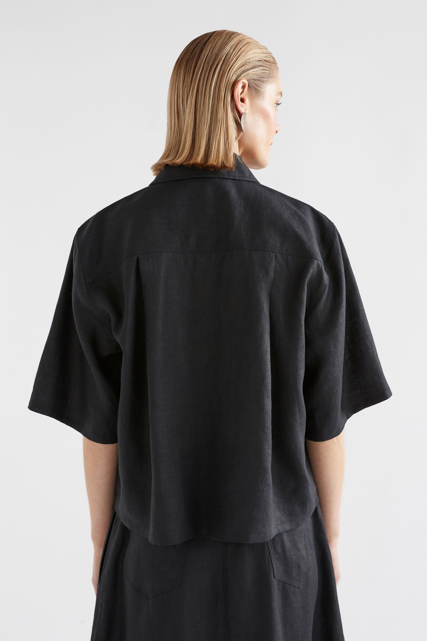 Nayte Boxy Relaxed Wide Short Sleeve Linen Shirt Model Back | BLACK