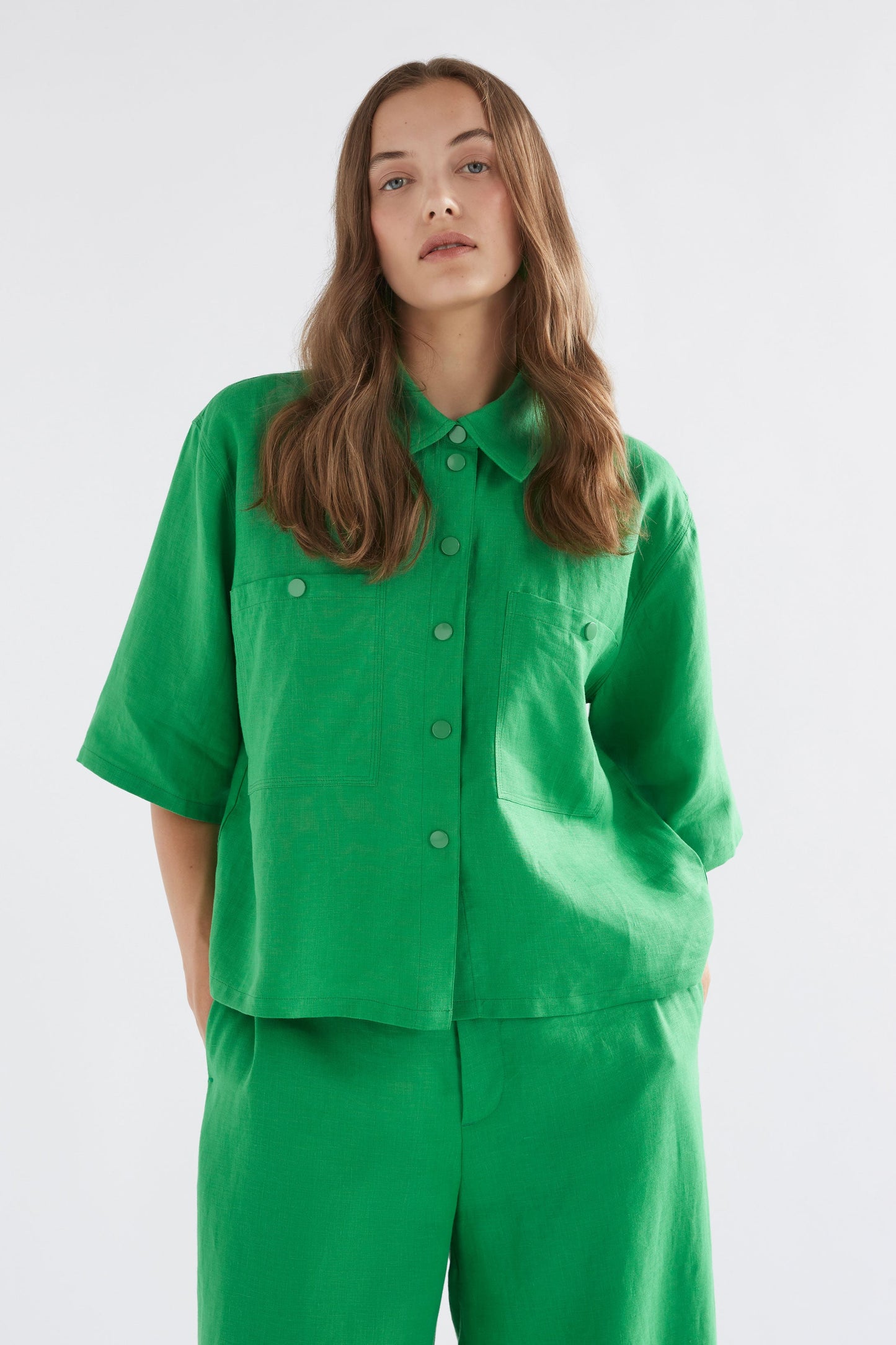 Nayte Boxy Relaxed Wide Short Sleeve Linen Shirt Model Front Crop 2 | VINE GREEN