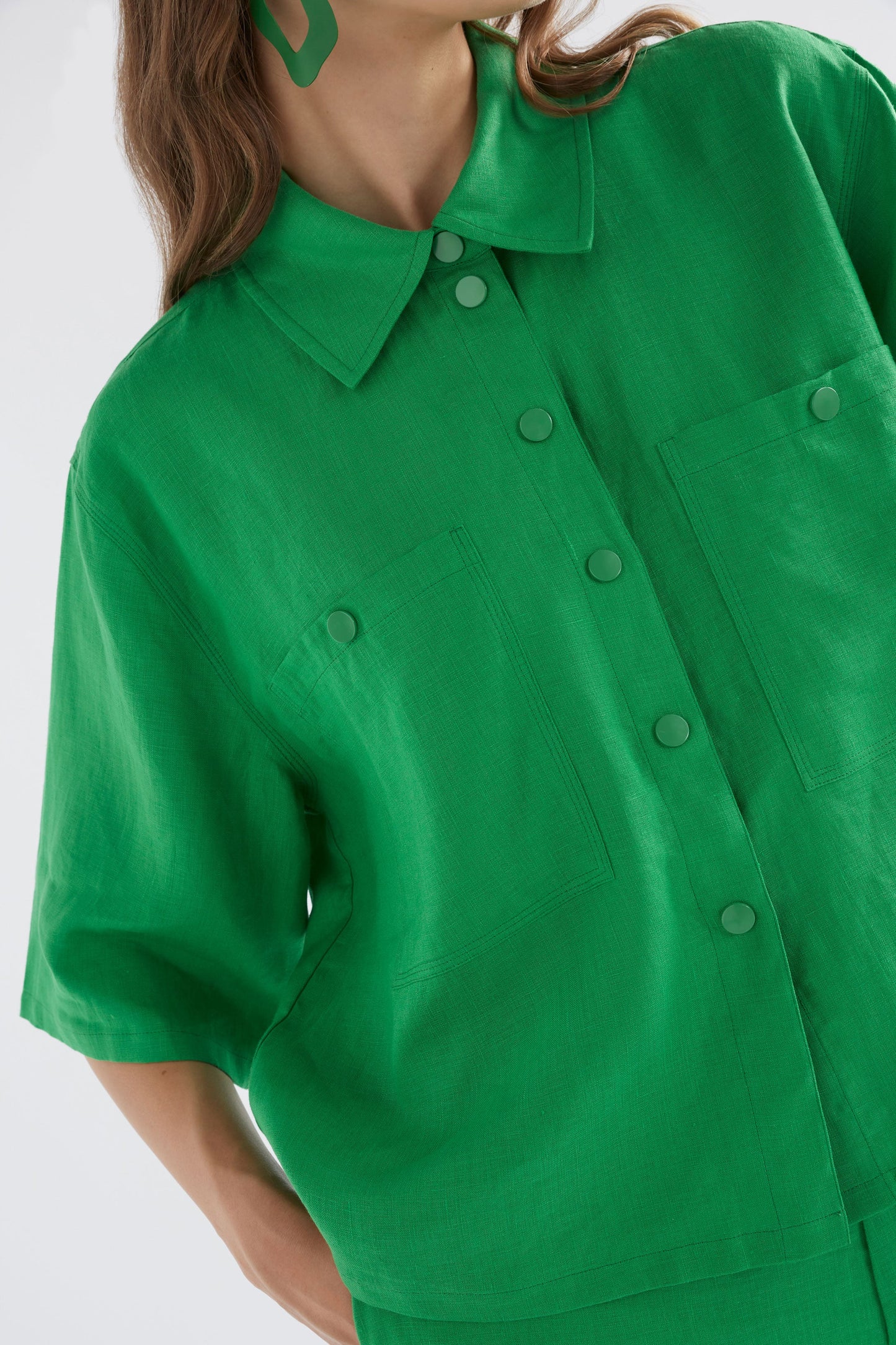 Nayte Boxy Relaxed Wide Short Sleeve Linen Shirt Model Front Detail | VINE GREEN