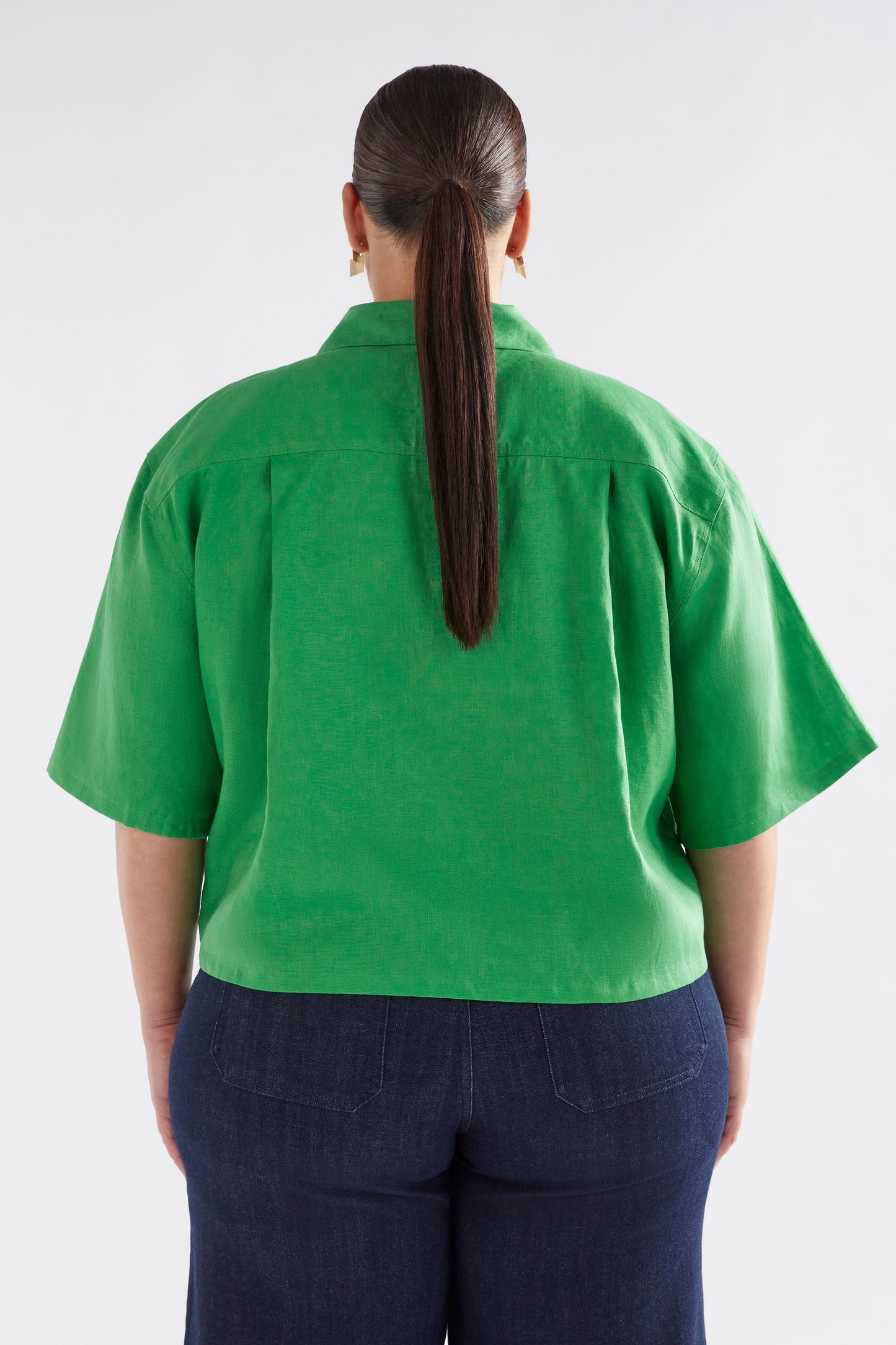 Nayte Boxy Relaxed Wide Short Sleeve Linen Shirt Model Back Curve | VINE GREEN