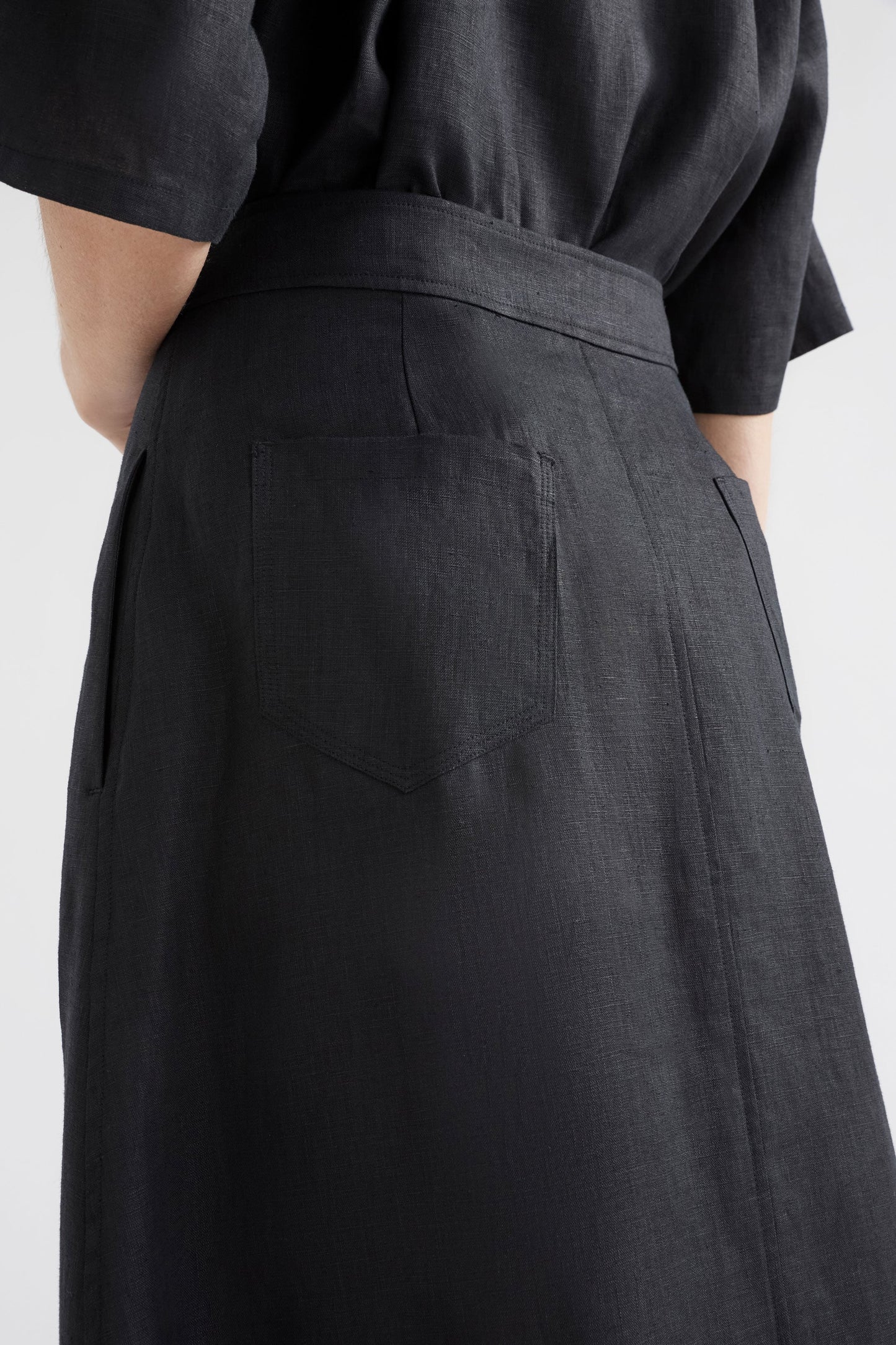 Nayte Midi A-line Linen Skirt Model Back Detail | BLACK