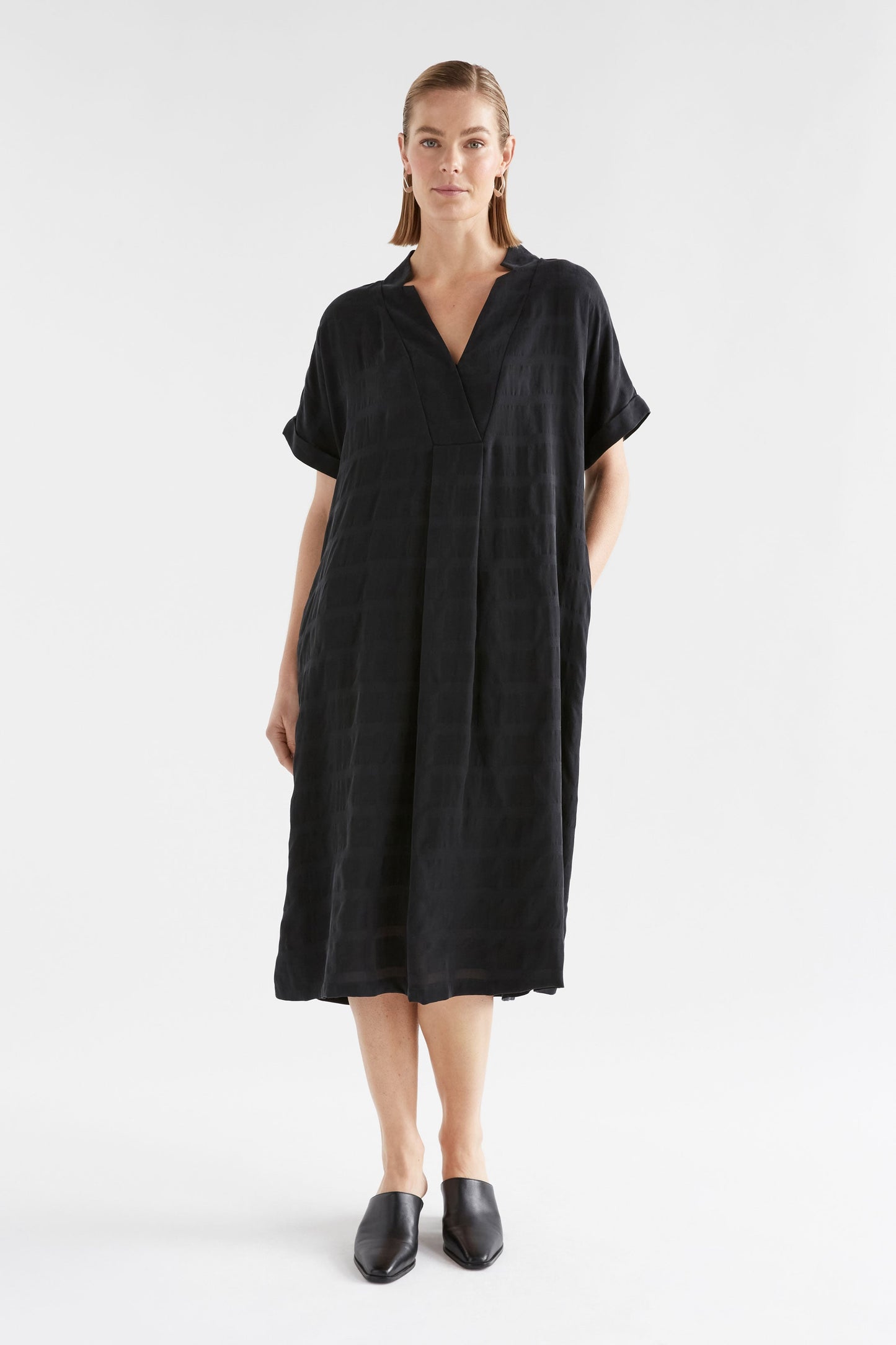 Flekke Notched V-Neckline Short Sleeved Dress Model Front | BLACK