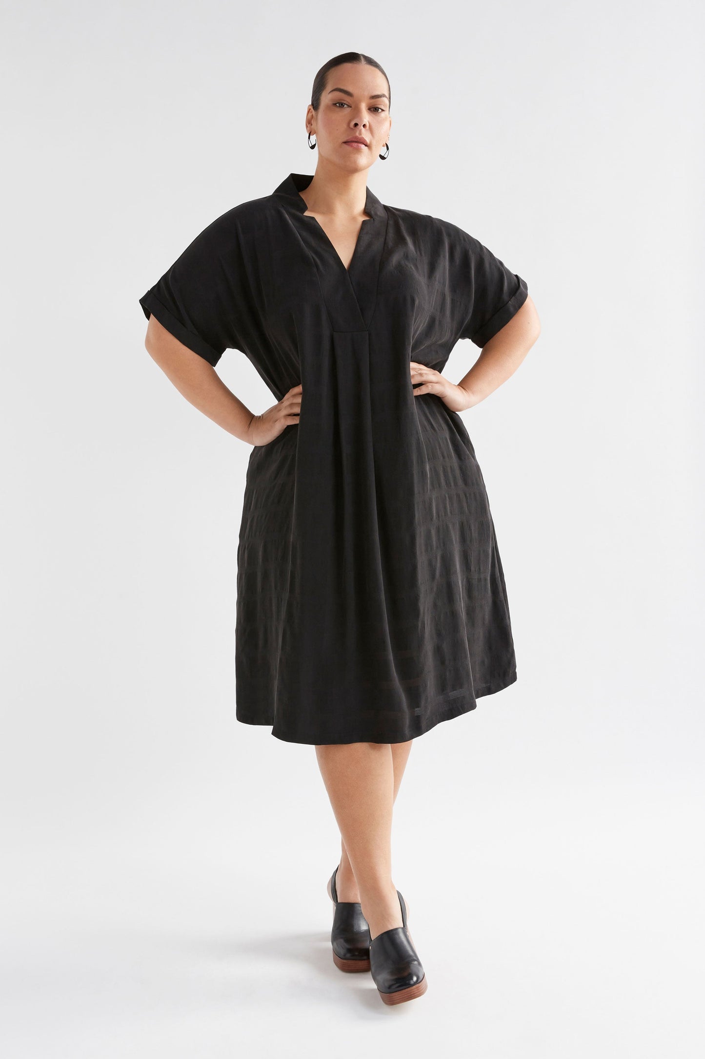 Flekke Notched V-Neckline Short Sleeved Dress Model Front Curve 2 | BLACK