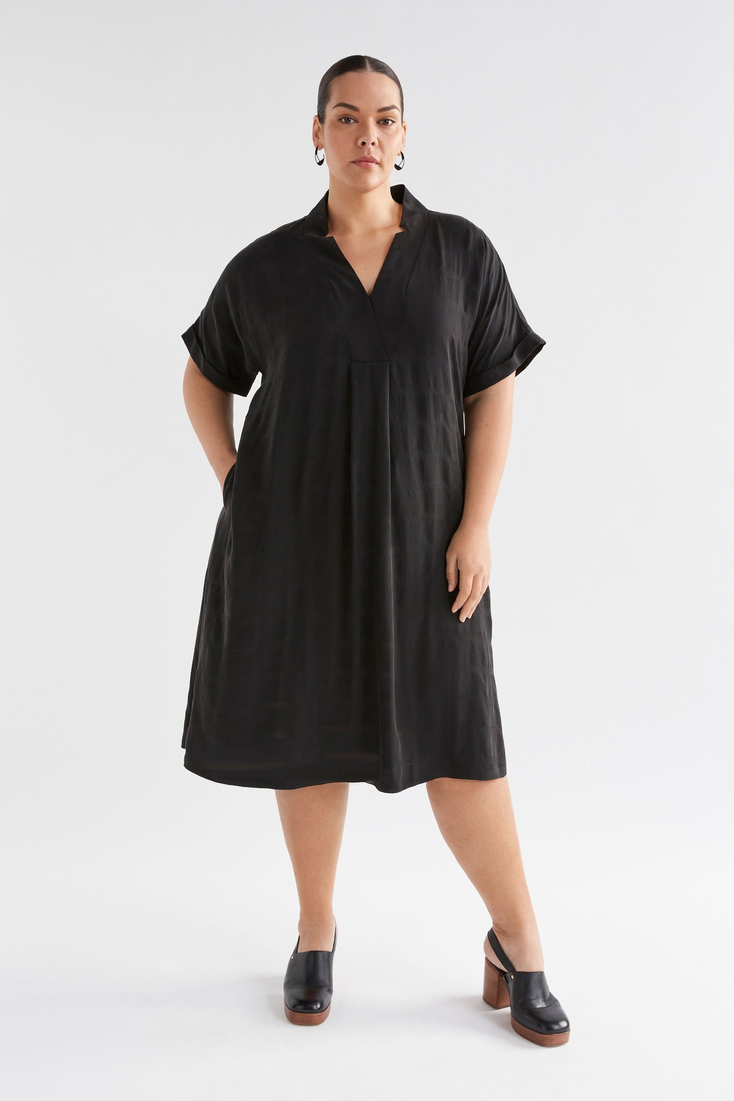 Flekke Notched V-Neckline Short Sleeved Dress Model Front Curve | BLACK