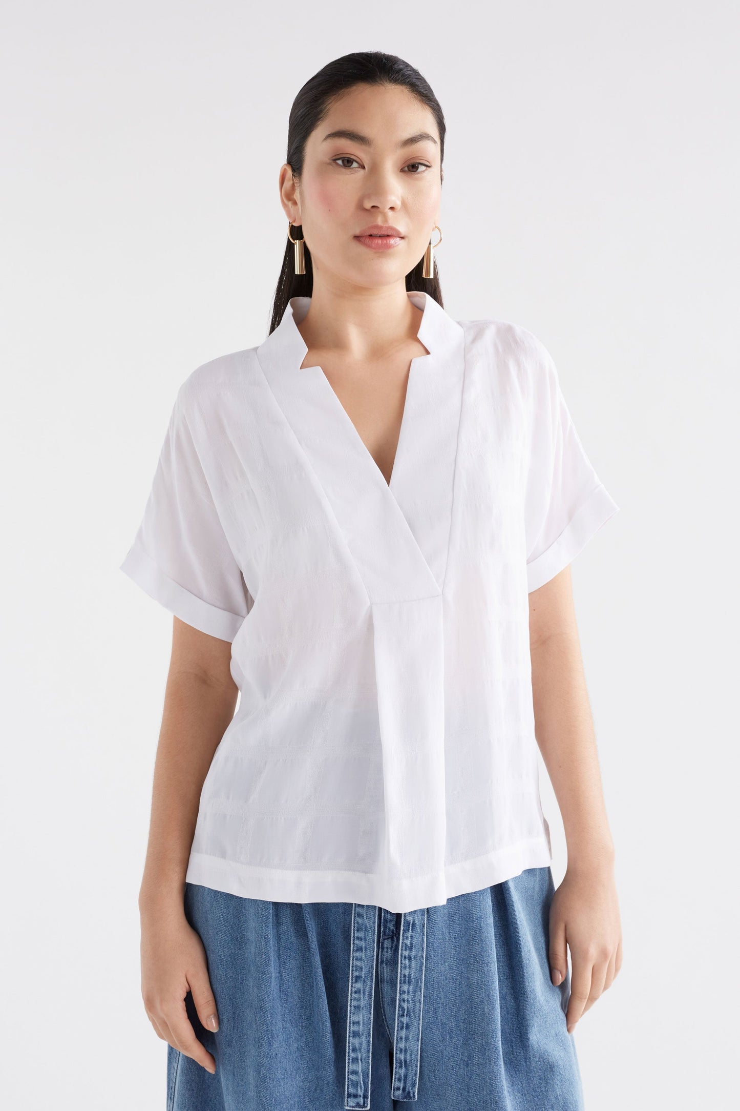 Flekke Notched V-Neck Short Sleeve Shirt Model Front | WHITE