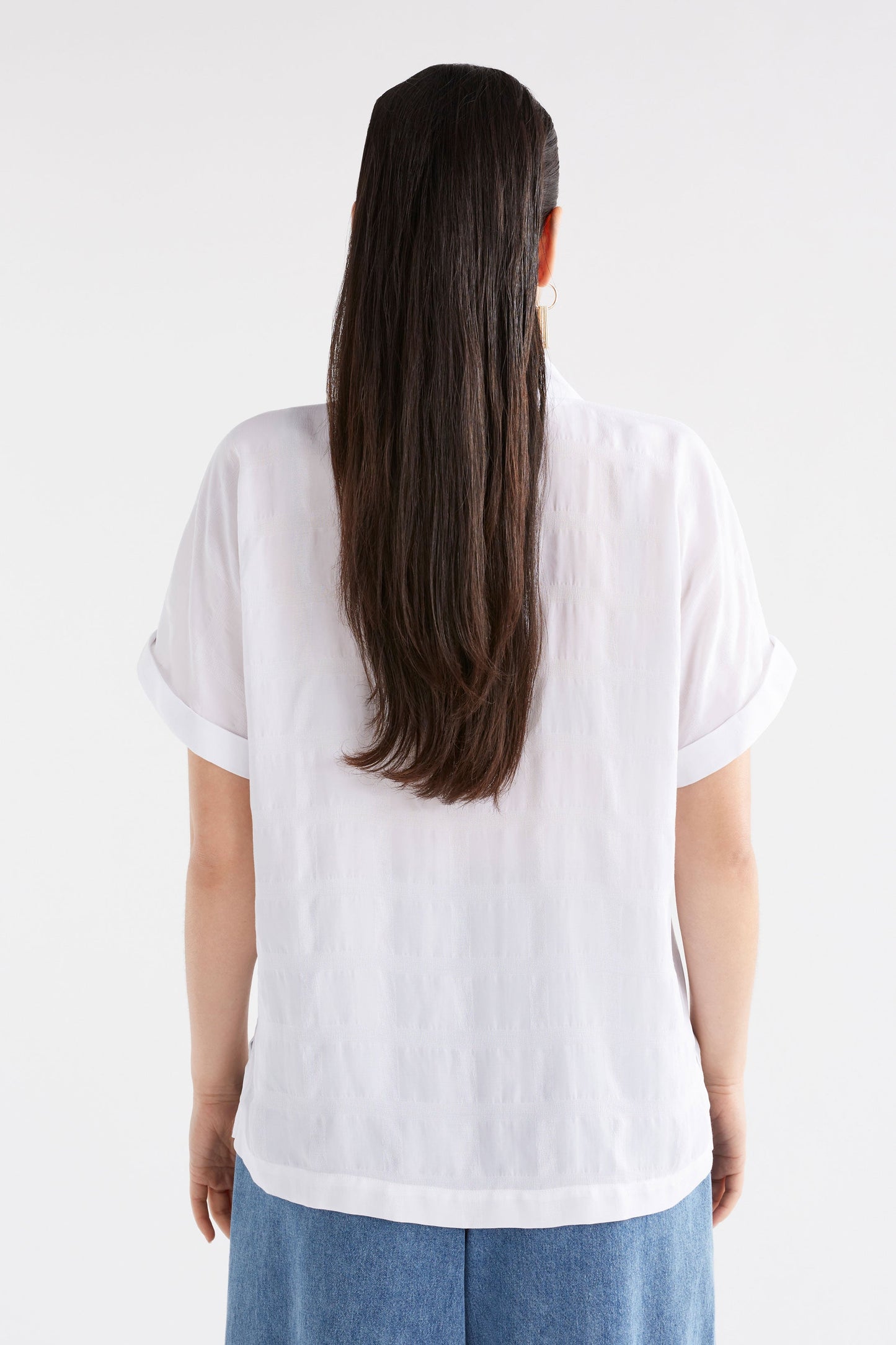 Flekke Notched V-Neck Short Sleeve Shirt Model Back | WHITE