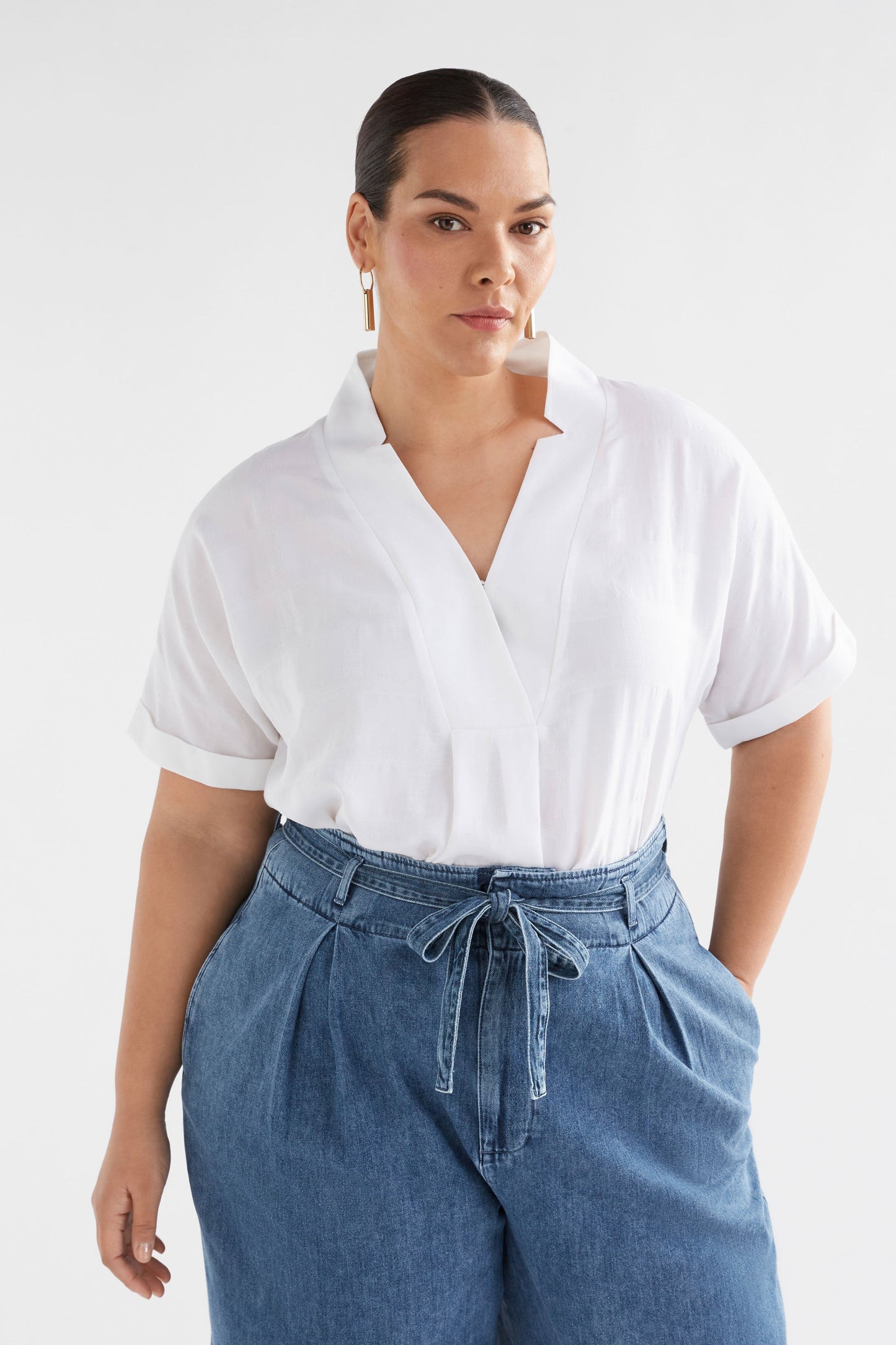 Flekke Notched V-Neck Short Sleeve Shirt Model Front Curve | WHITE