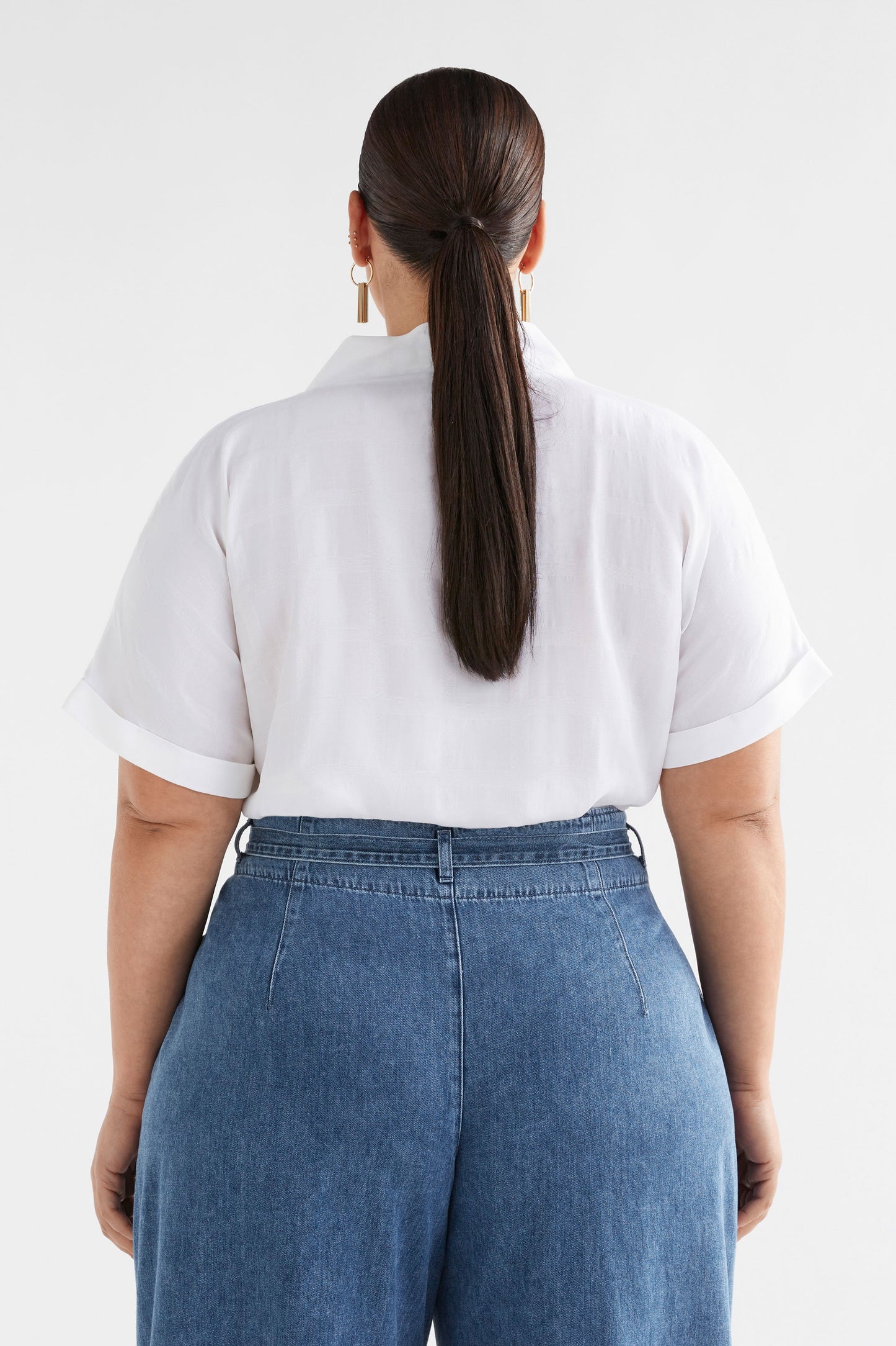 Flekke Notched V-Neck Short Sleeve Shirt Model Back Curve  | WHITE