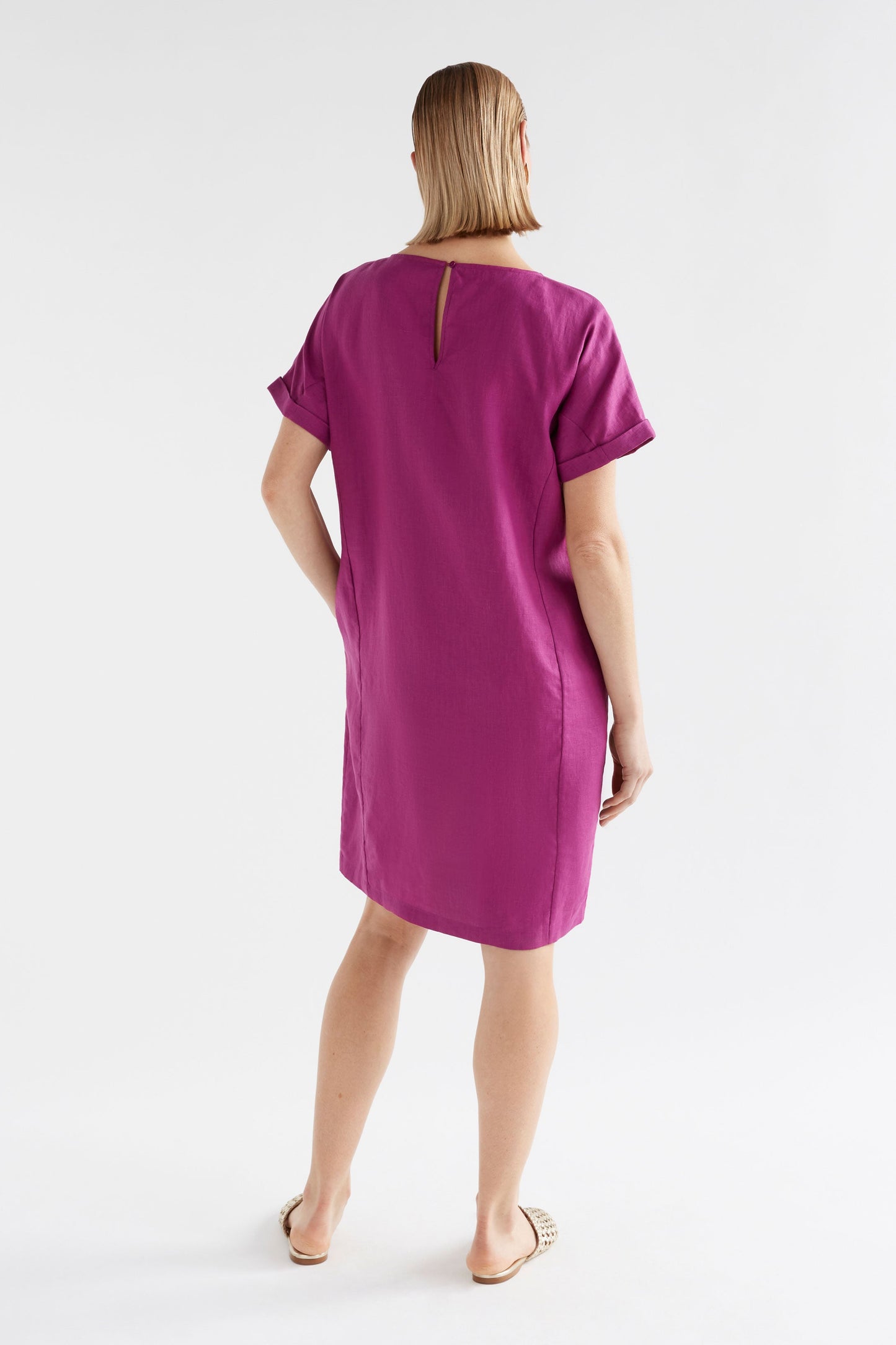 Olsson Linen Shift Tee Dress Model Back | MULBERRY