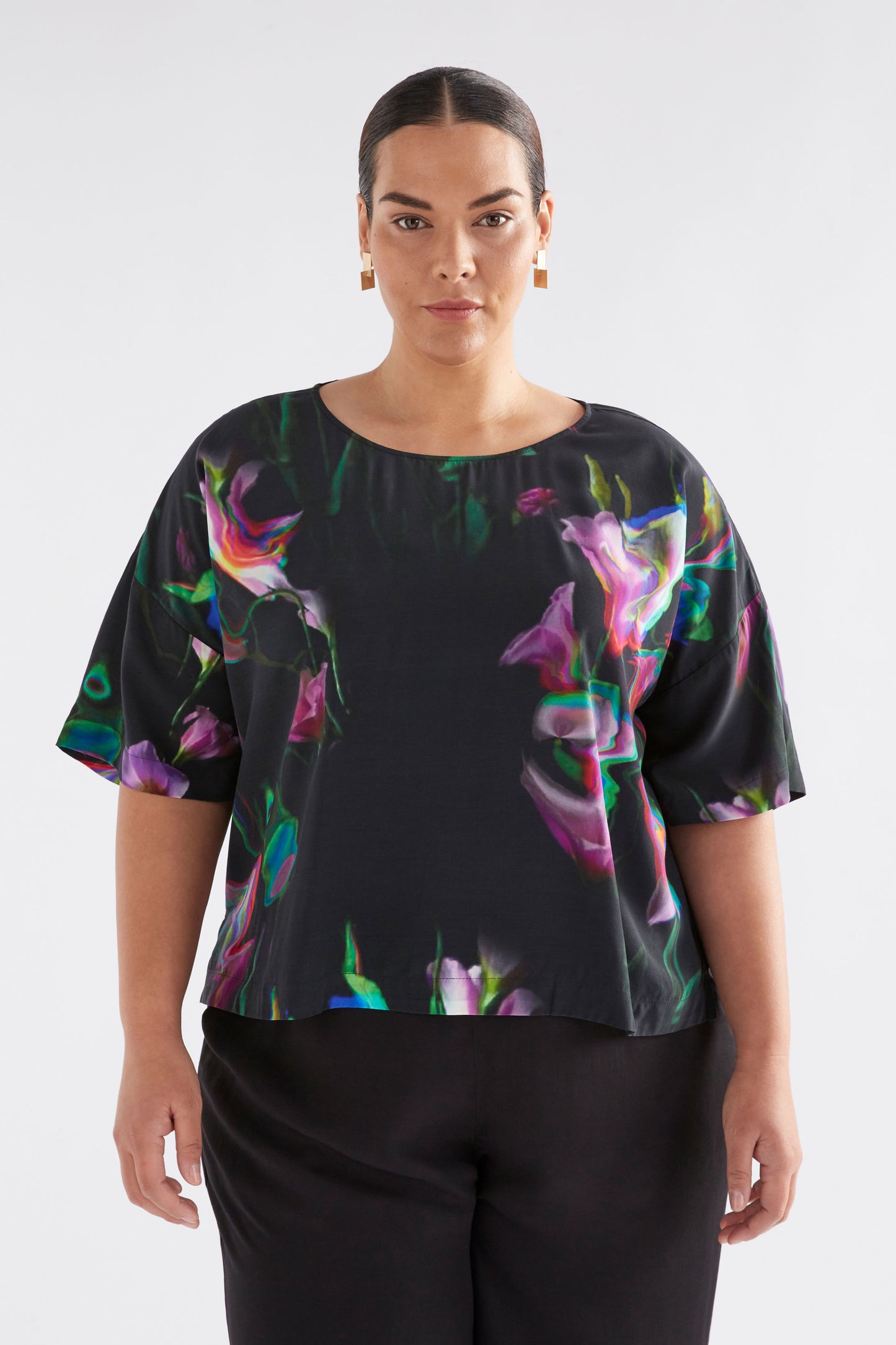 Dela Boxy Print Silky Top Model Front CURVE | CALLA PRINT