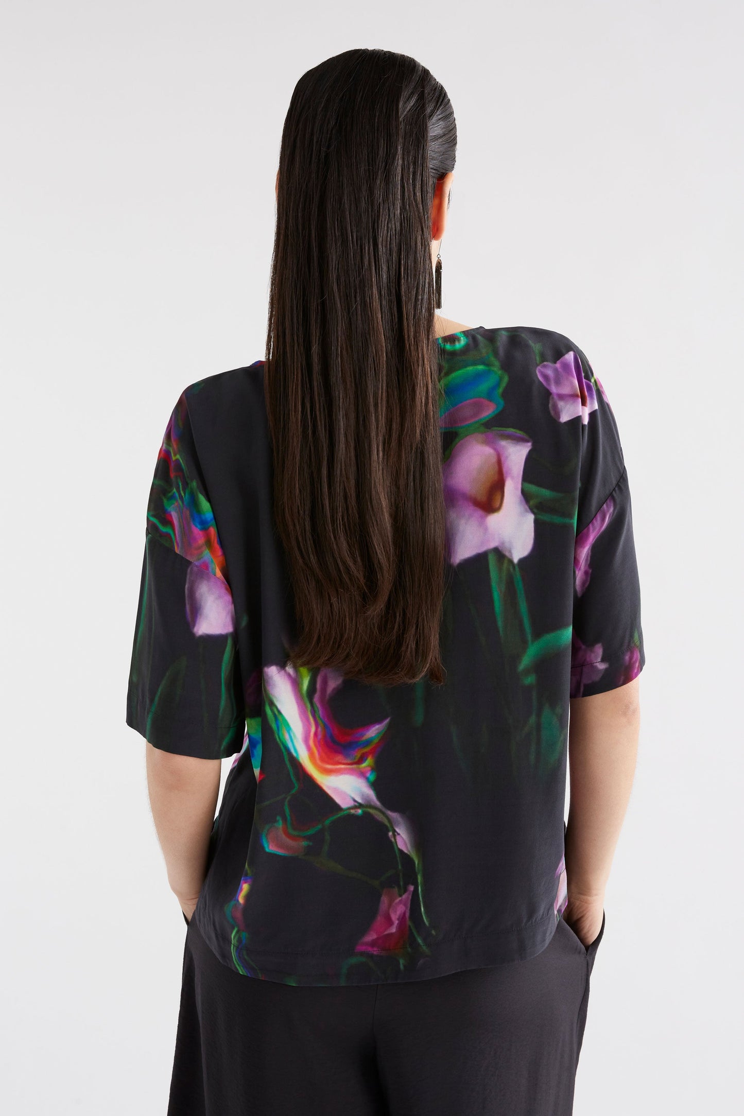 Dela Boxy Print Silky Top Model Back | CALLA PRINT