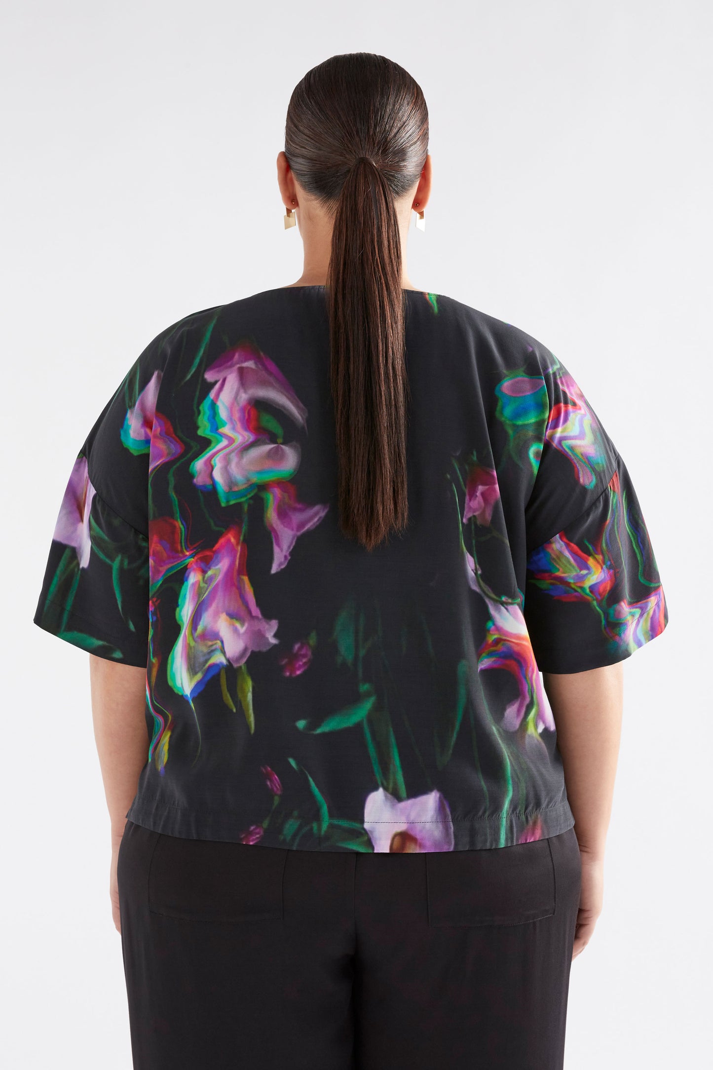 Dela Boxy Print Silky Top Model Back CURVE | CALLA PRINT