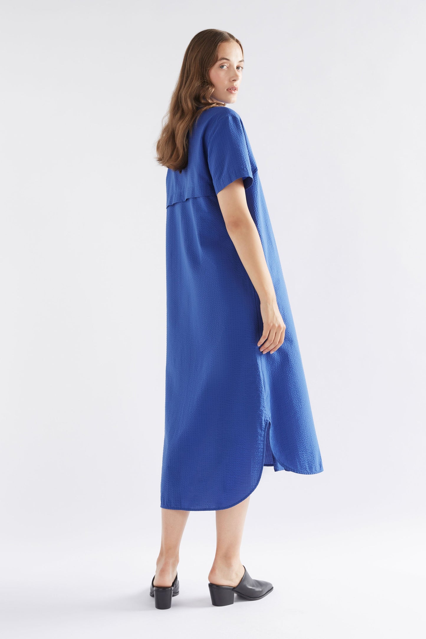 Vaihe Organic Cotton Seersucker Midi Short Sleeve Shirt Dress Model Angled Back | COBALT