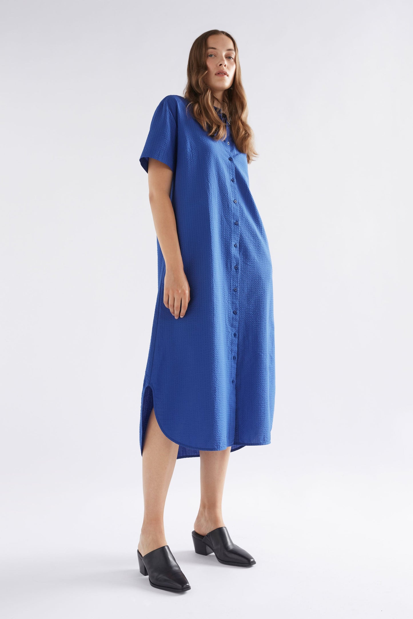 Vaihe Organic Cotton Seersucker Midi Short Sleeve Shirt Dress Model Angled Front  | COBALT