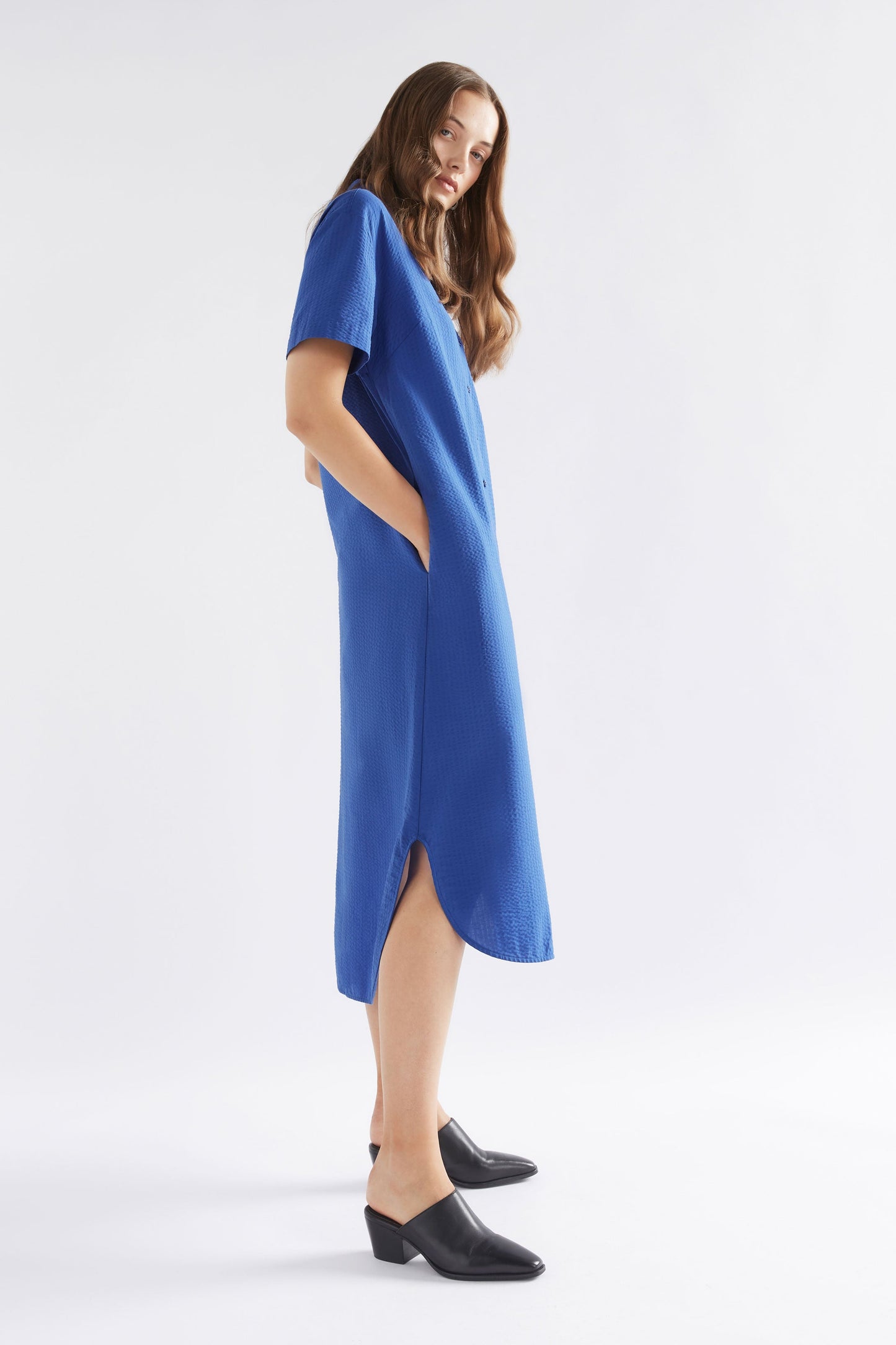 Vaihe Organic Cotton Seersucker Midi Short Sleeve Shirt Dress Model Side | COBALT