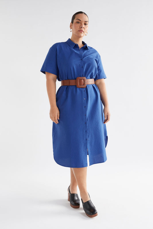 Vaihe Organic Cotton Seersucker Midi Short Sleeve Shirt Dress Model Curve Front  | COBALT