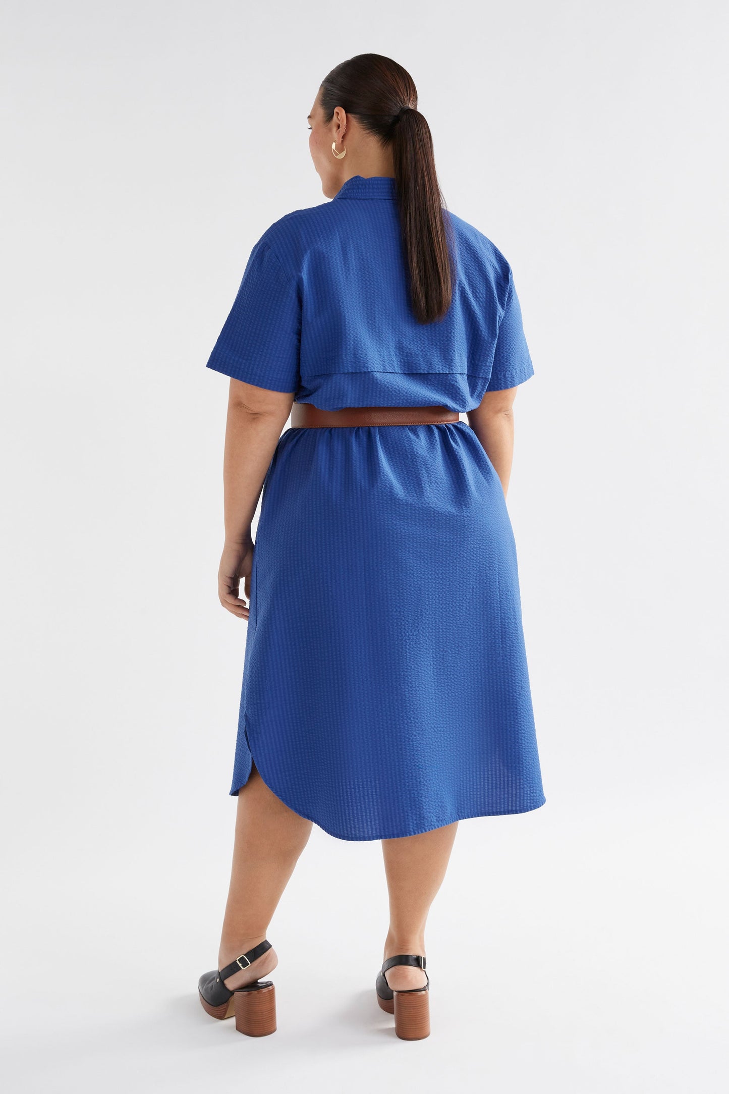 Vaihe Organic Cotton Seersucker Midi Short Sleeve Shirt Dress Model Back Curve | COBALT