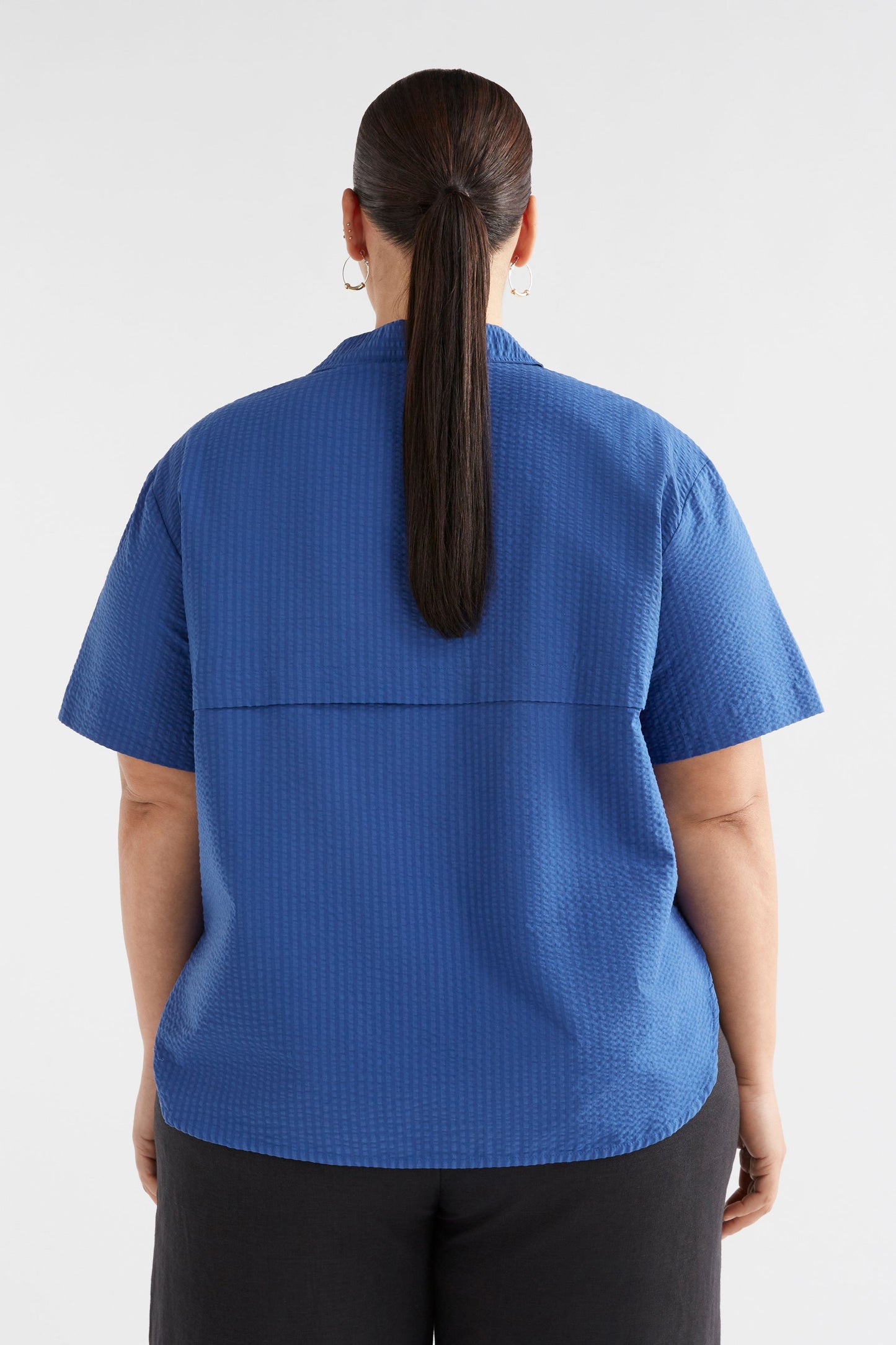 Vaihe Organic Cotton Seersucker High-Low-Hem Short Sleeve Shirt Model Back Curve | COBALT