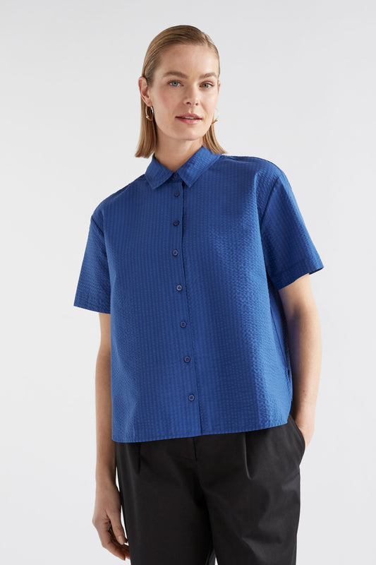 Vaihe Organic Cotton Seersucker High-Low-Hem Short Sleeve Shirt Model Front | COBALT