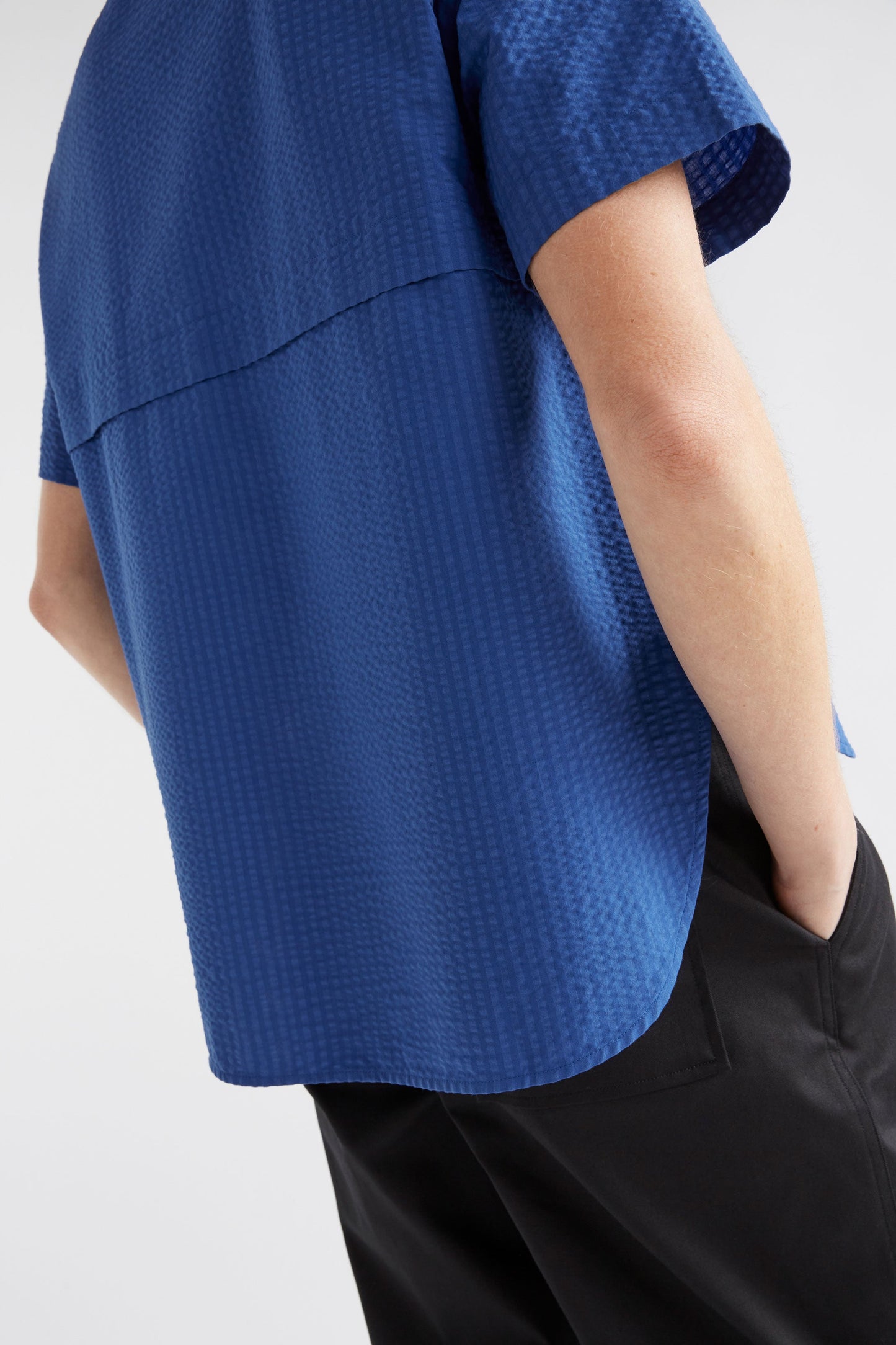 Vaihe Organic Cotton Seersucker High-Low-Hem Short Sleeve Shirt Model Back Detail | COBALT