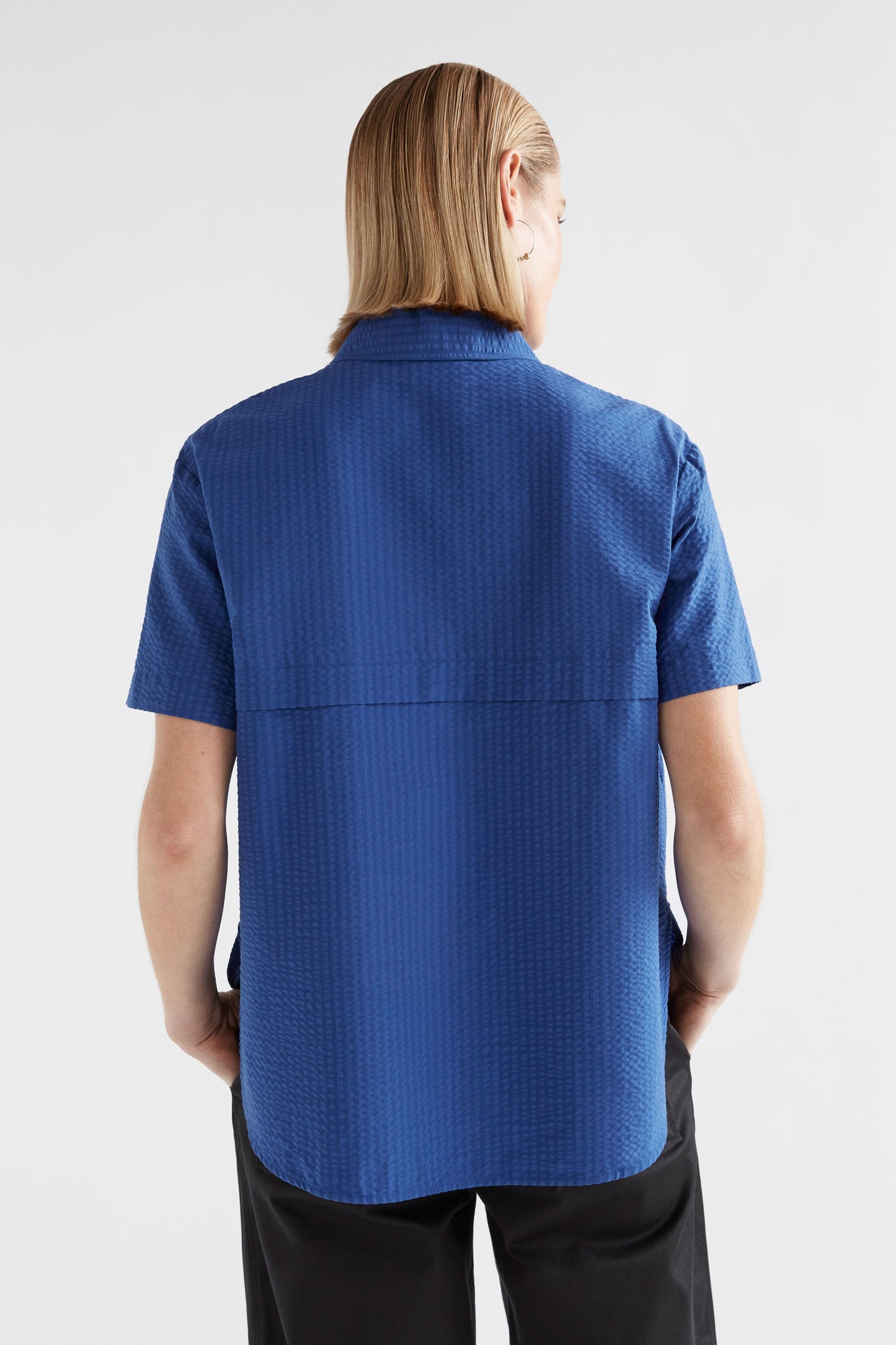 Vaihe Organic Cotton Seersucker High-Low-Hem Short Sleeve Shirt Model Back | COBALT