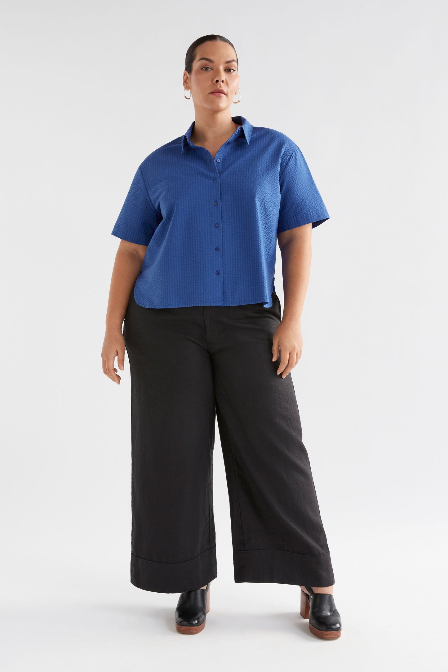 Vaihe Organic Cotton Seersucker High-Low-Hem Short Sleeve Shirt Model Front Full Body Curve | COBALT