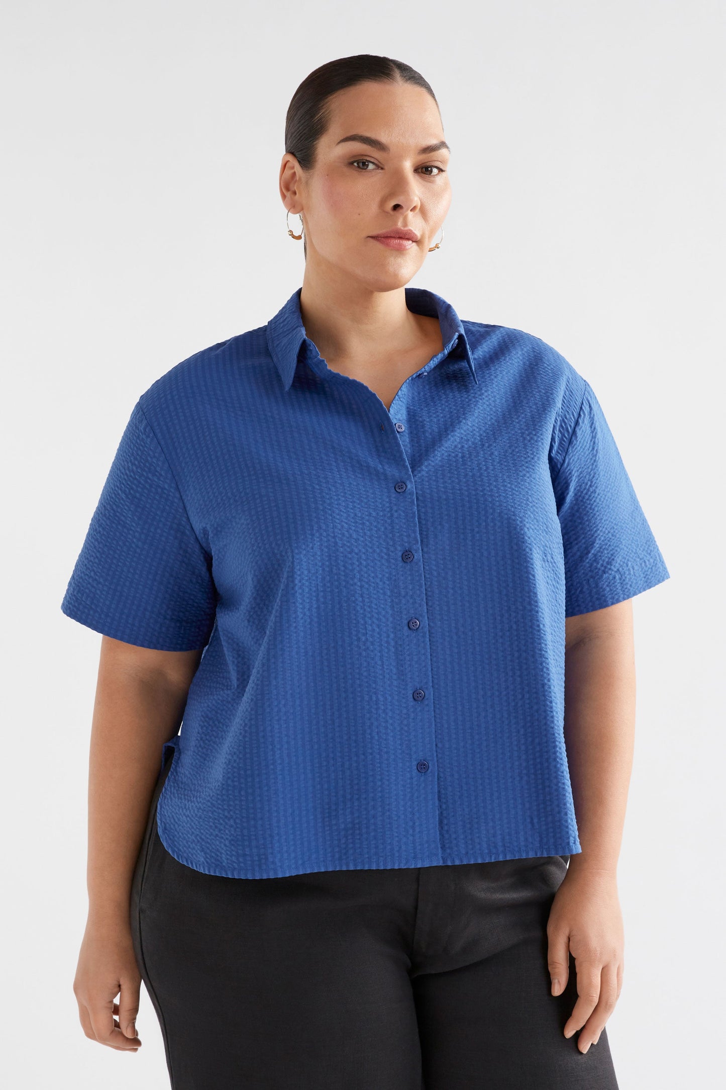 Vaihe Organic Cotton Seersucker High-Low-Hem Short Sleeve Shirt Model Front Curve | COBALT