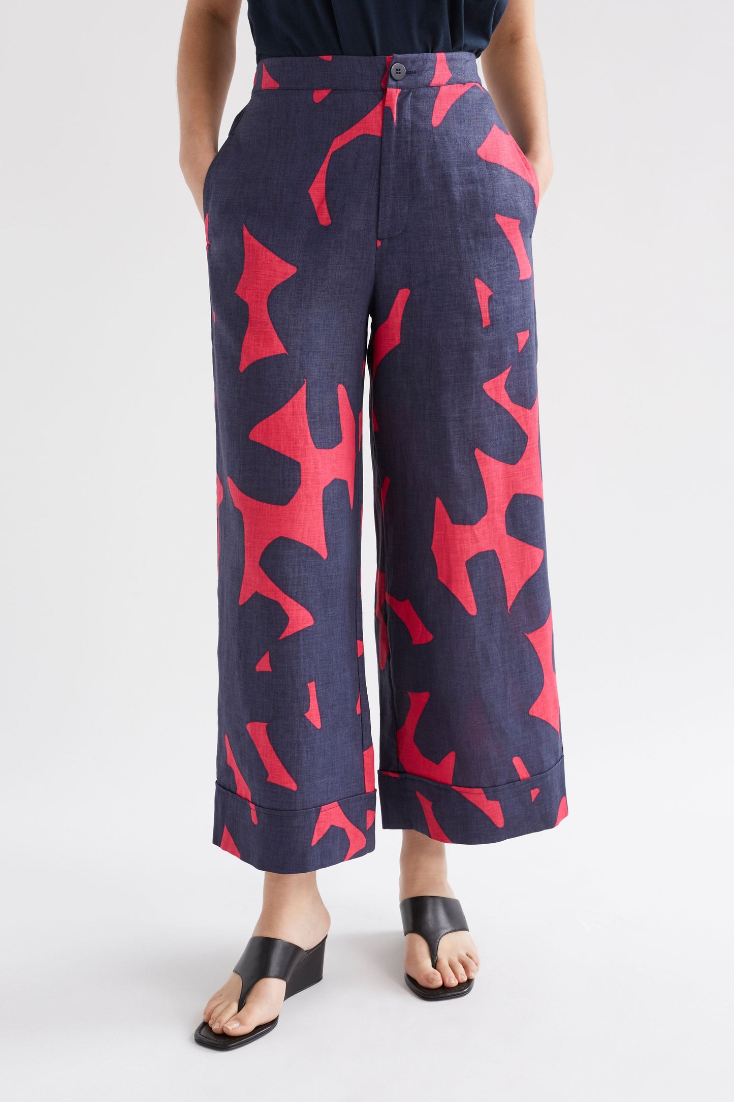 Pira Wide Leg Mid Rise Linen Print Pant Model Front Crop | NAVY TERA PRINT