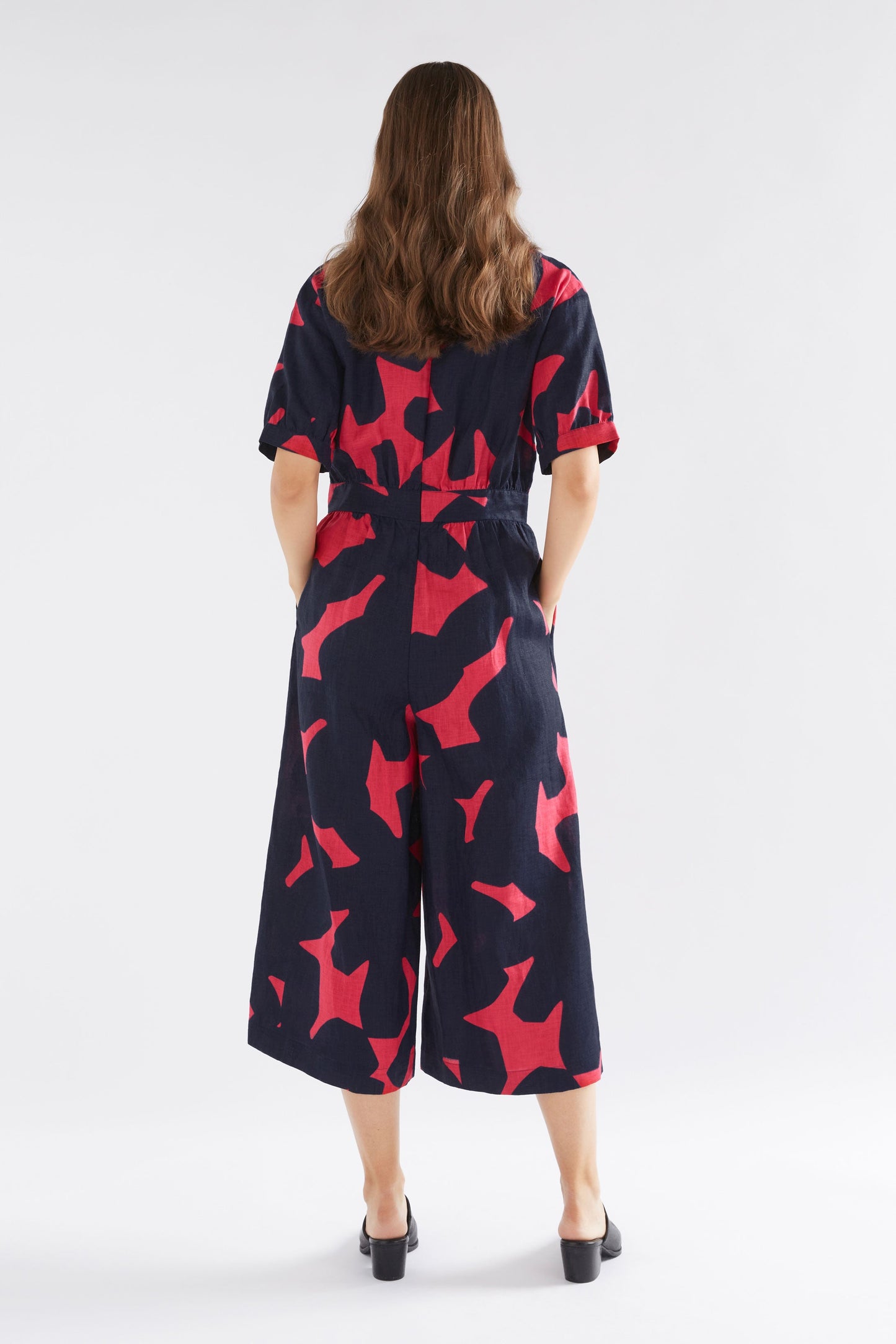 Luna Short Sleeve V-neck Cropped Leg Linen Print Jumpsuit Model Back | NAVY TERA PRINT