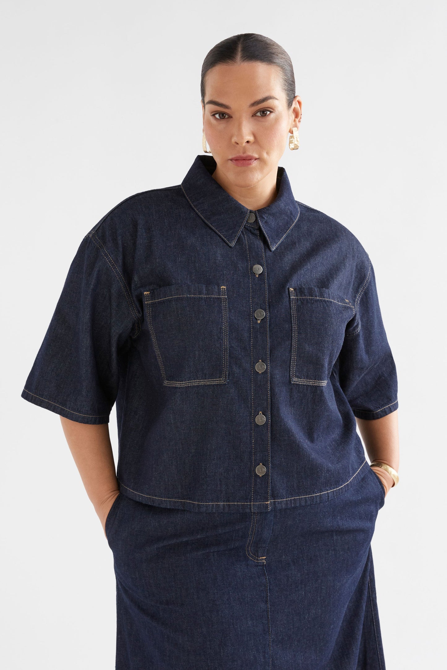 Denym Relaxed Fit Wide Short Sleeve Pocket Shirt Model Full Body Front crop Cruve | AUTHENTIC BLUE WASH