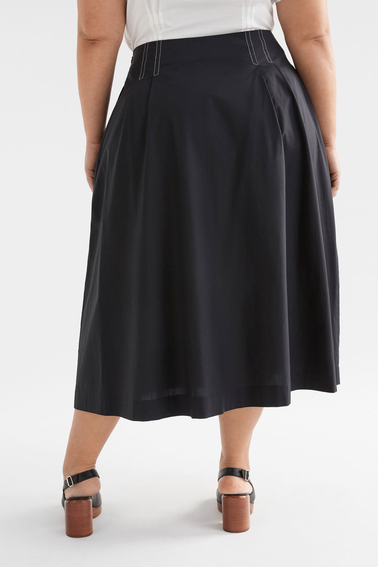 Takt Cotton Poplin Front Pleat Midi Skirt with Top Stitch Detailing Model Back Curve | BLACK