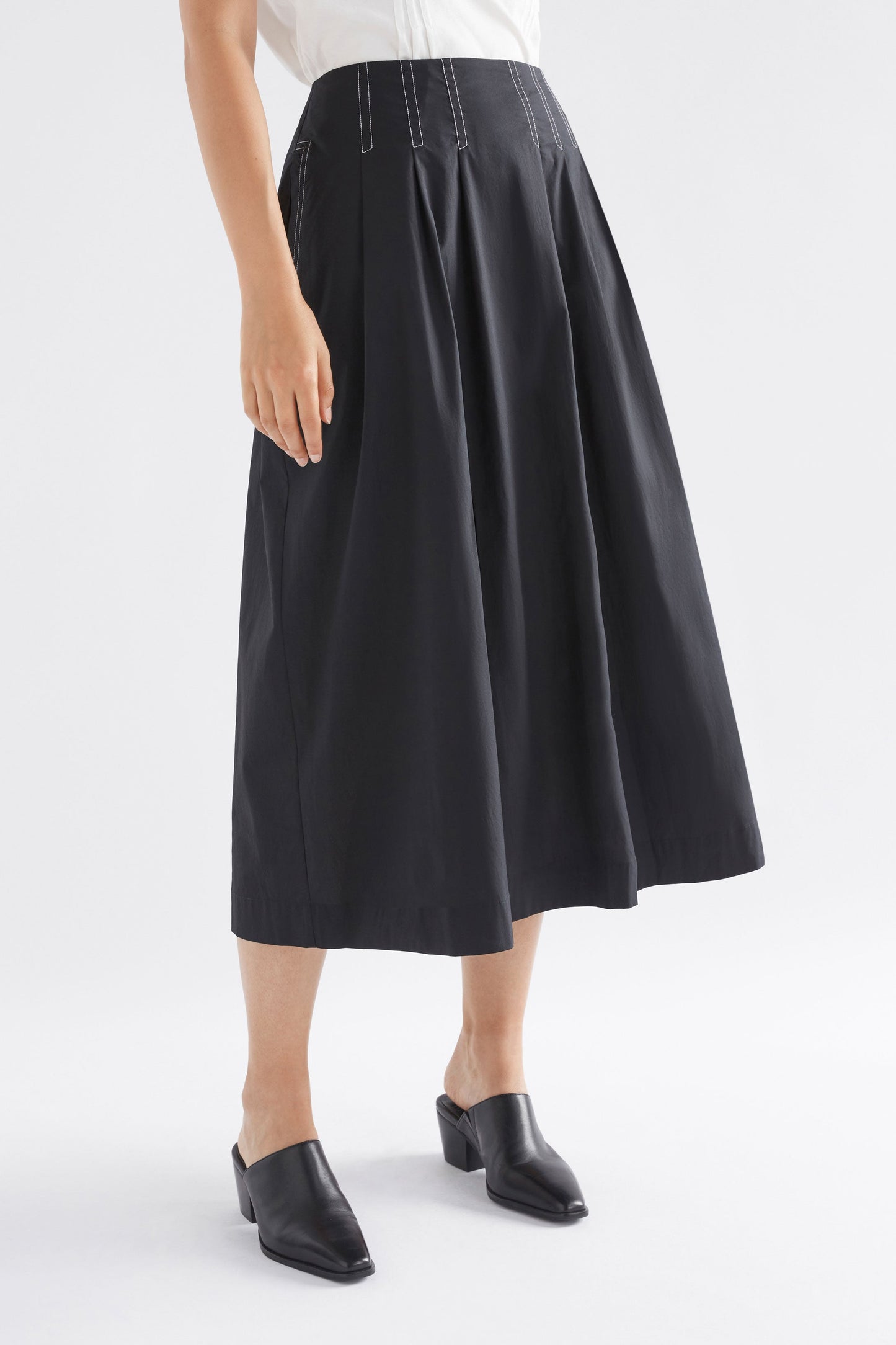 Takt Cotton Poplin Front Pleat Midi Skirt with Top Stitch Detailing Model Front | BLACK