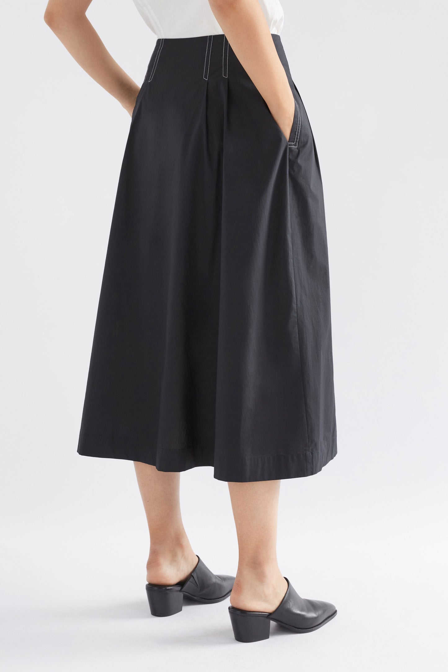 Takt Cotton Poplin Front Pleat Midi Skirt with Top Stitch Detailing Model Back | BLACK