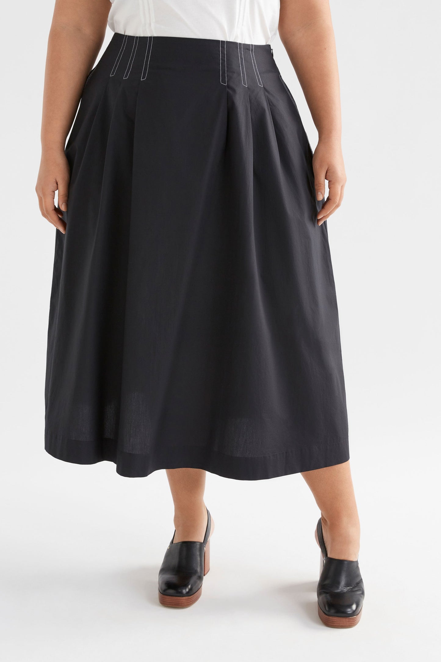 Takt Cotton Poplin Front Pleat Midi Skirt with Top Stitch Detailing Model Front Curve | BLACK