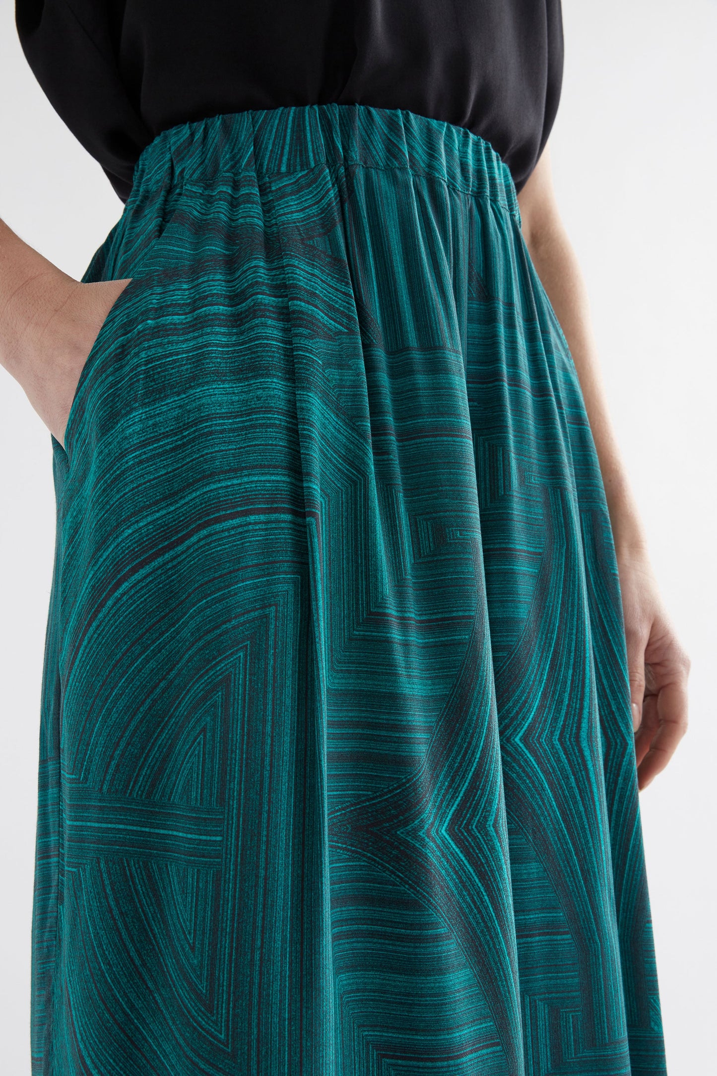 Krava Silky Print Elastic Waist Pant Model Detail | MALACHITE PRINT