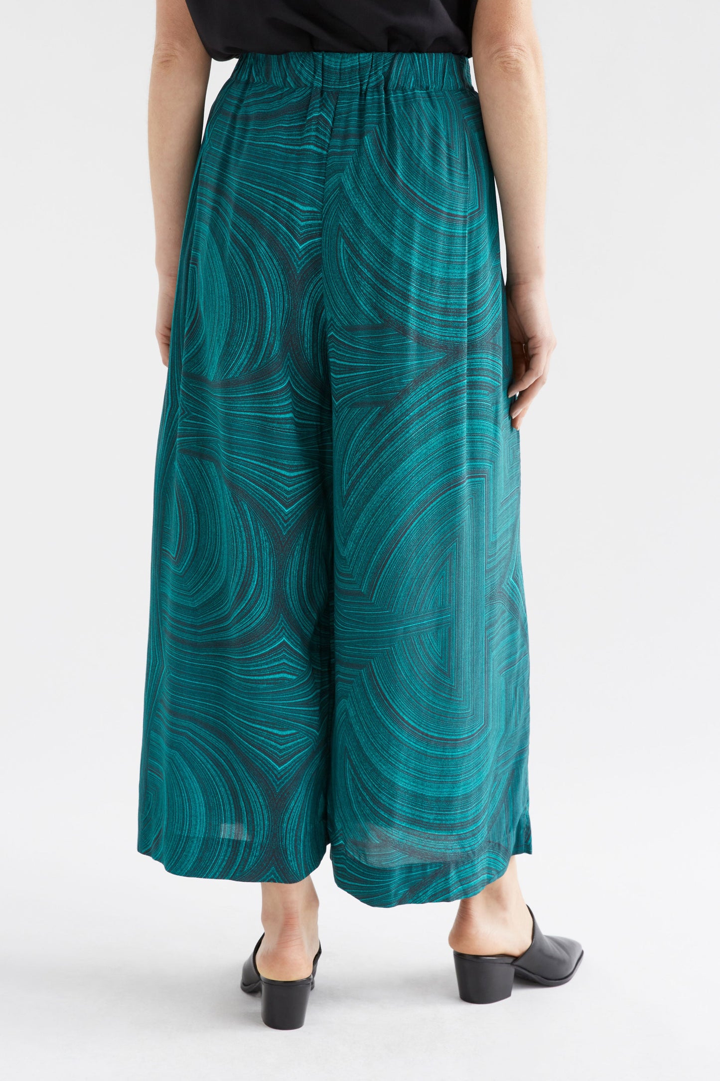 Krava Silky Print Elastic Waist Pant Model Back | MALACHITE PRINT