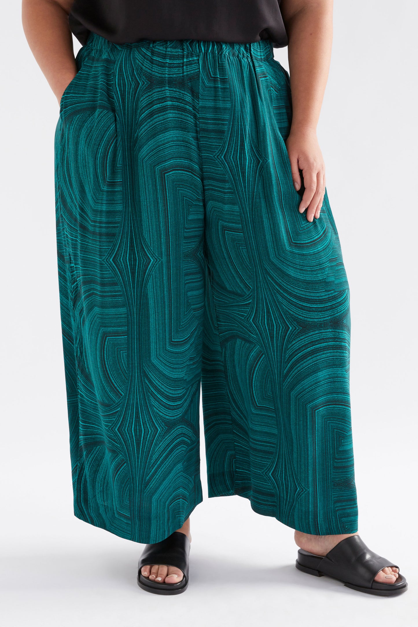 Krava Silky Print Elastic Waist Pant Model Front crop CURVE | MALACHITE PRINT