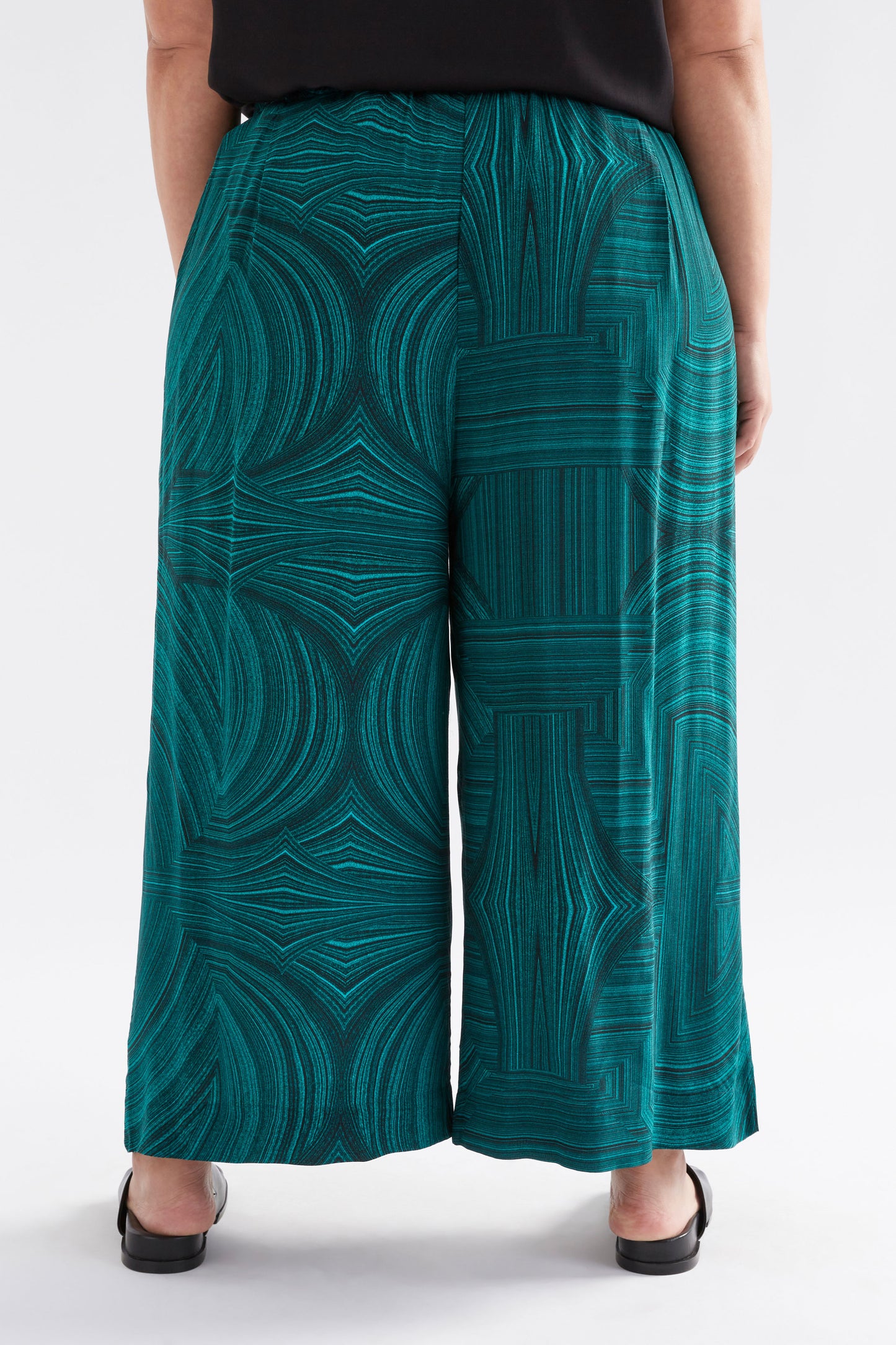 Krava Silky Print Elastic Waist Pant Model Back CURVE | MALACHITE PRINT