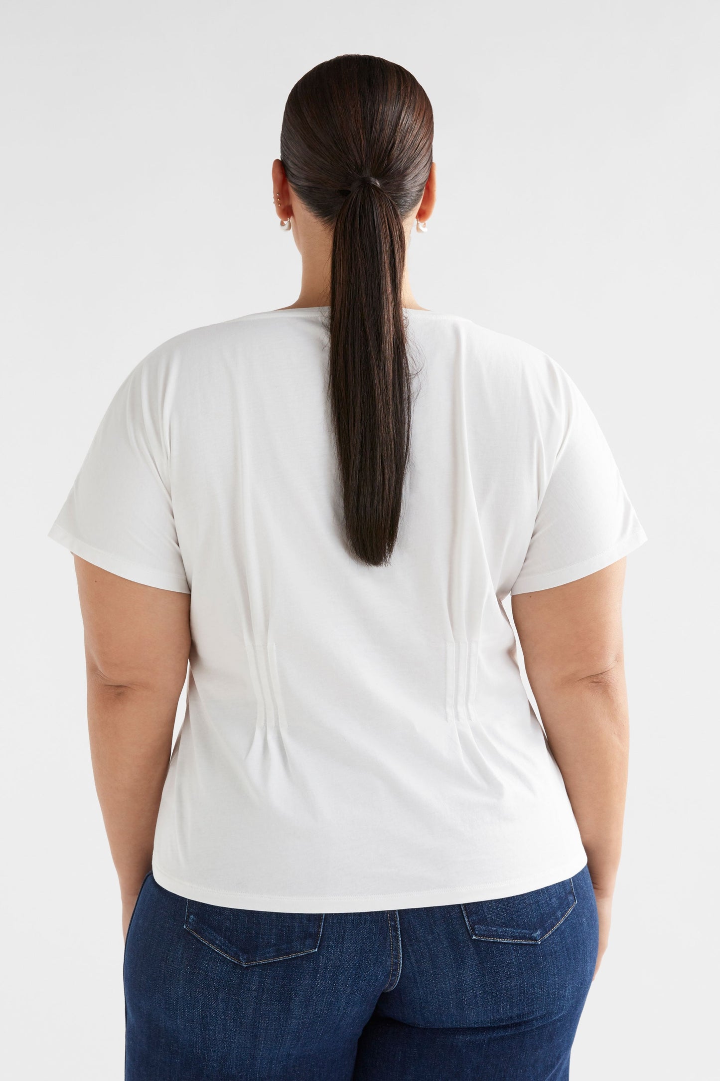 Enda Organic Cotton Pin Tuck Jersey Tshirt Model Back Curve Crop | WHITE