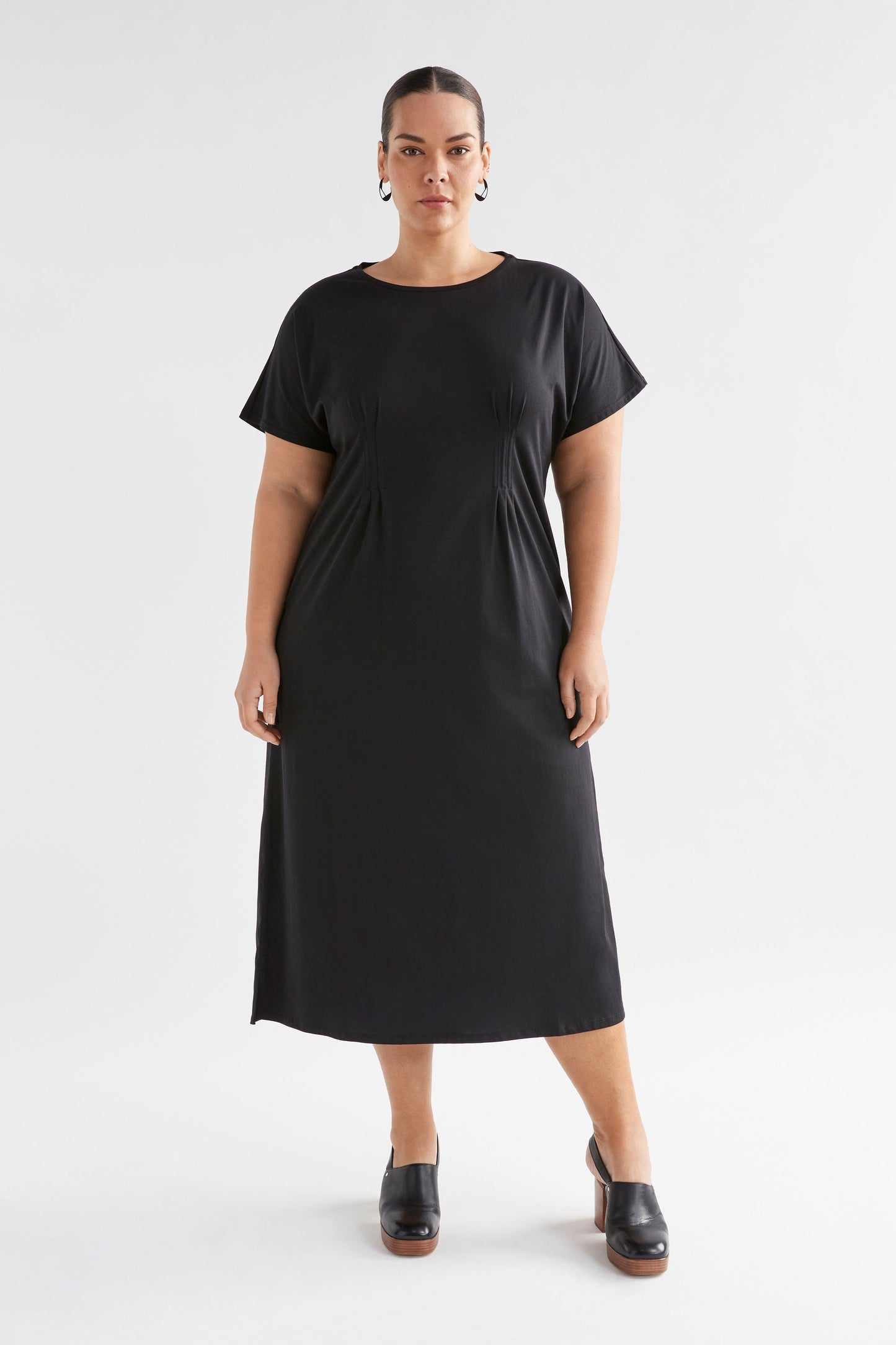 Enda Organic Cotton Pin Tuck Jersey T-shirt Dress Model Front Curve | BLACK