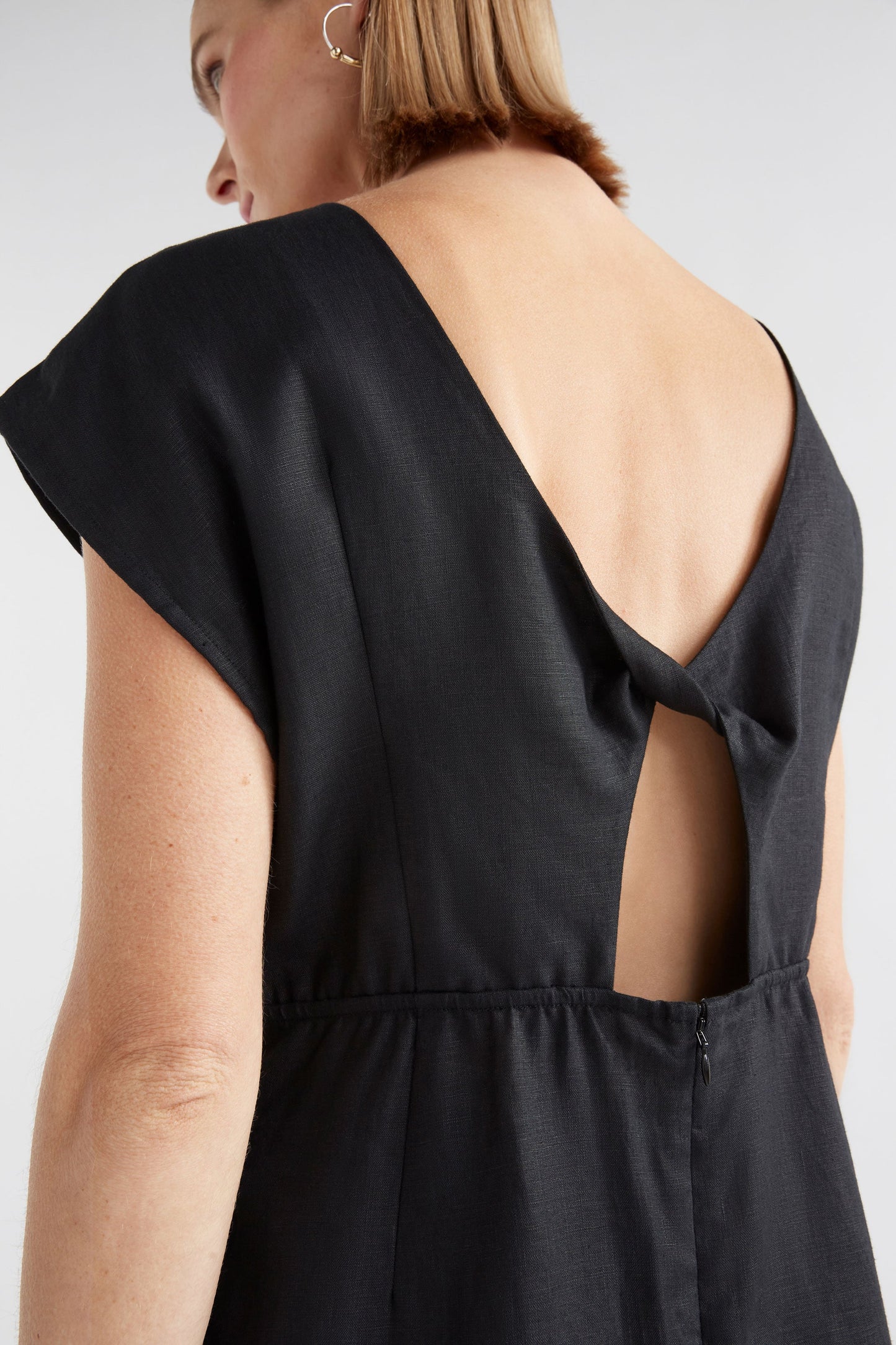 Honnor Twist Cut-Out Back Linen Short Dress Model Back detail
 | BLACK