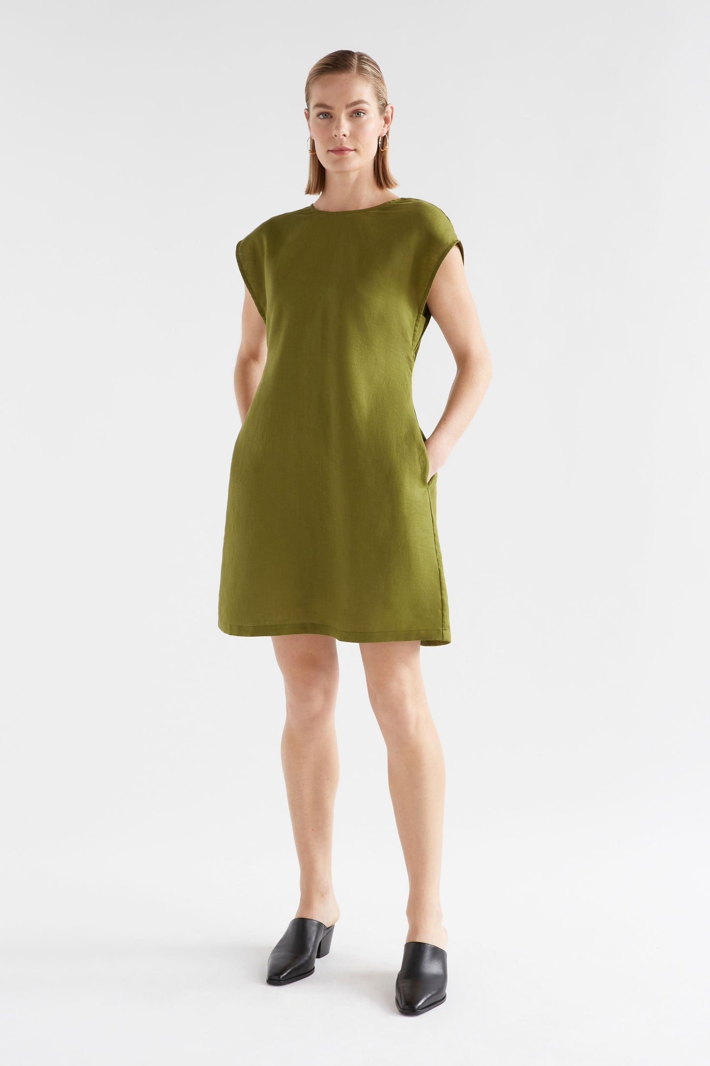 Honnor Twist Cut-Out Back Linen Short Dress Model Front | ARTICHOKE