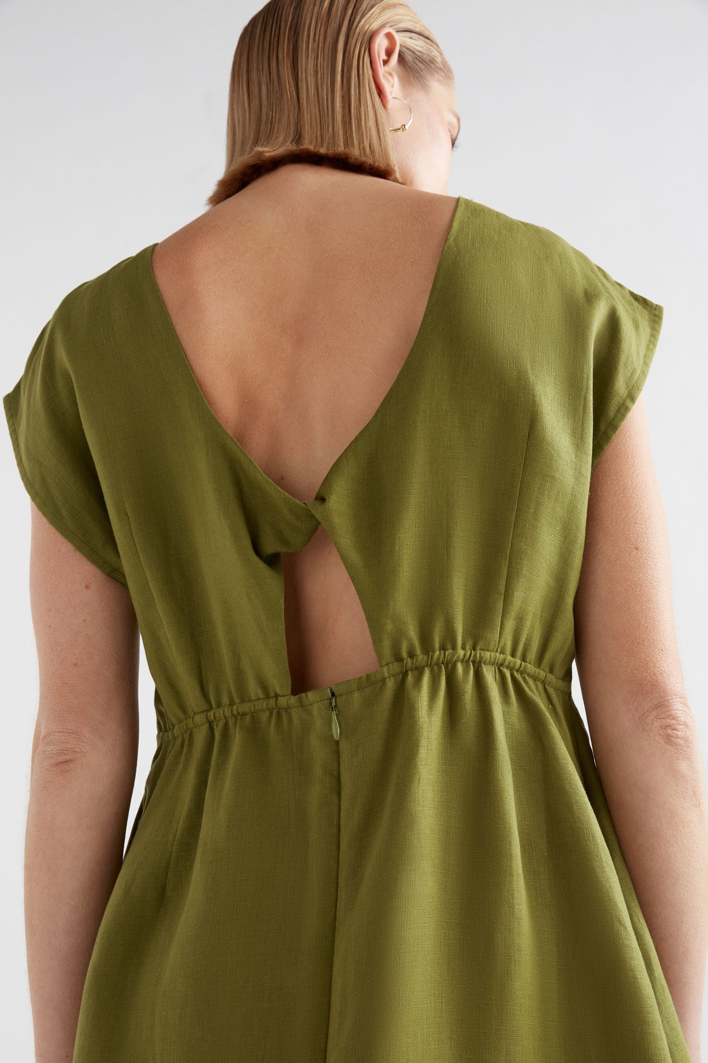 Honnor Twist Cut-Out Back Linen Short Dress Model Back Detail | ARTICHOKE