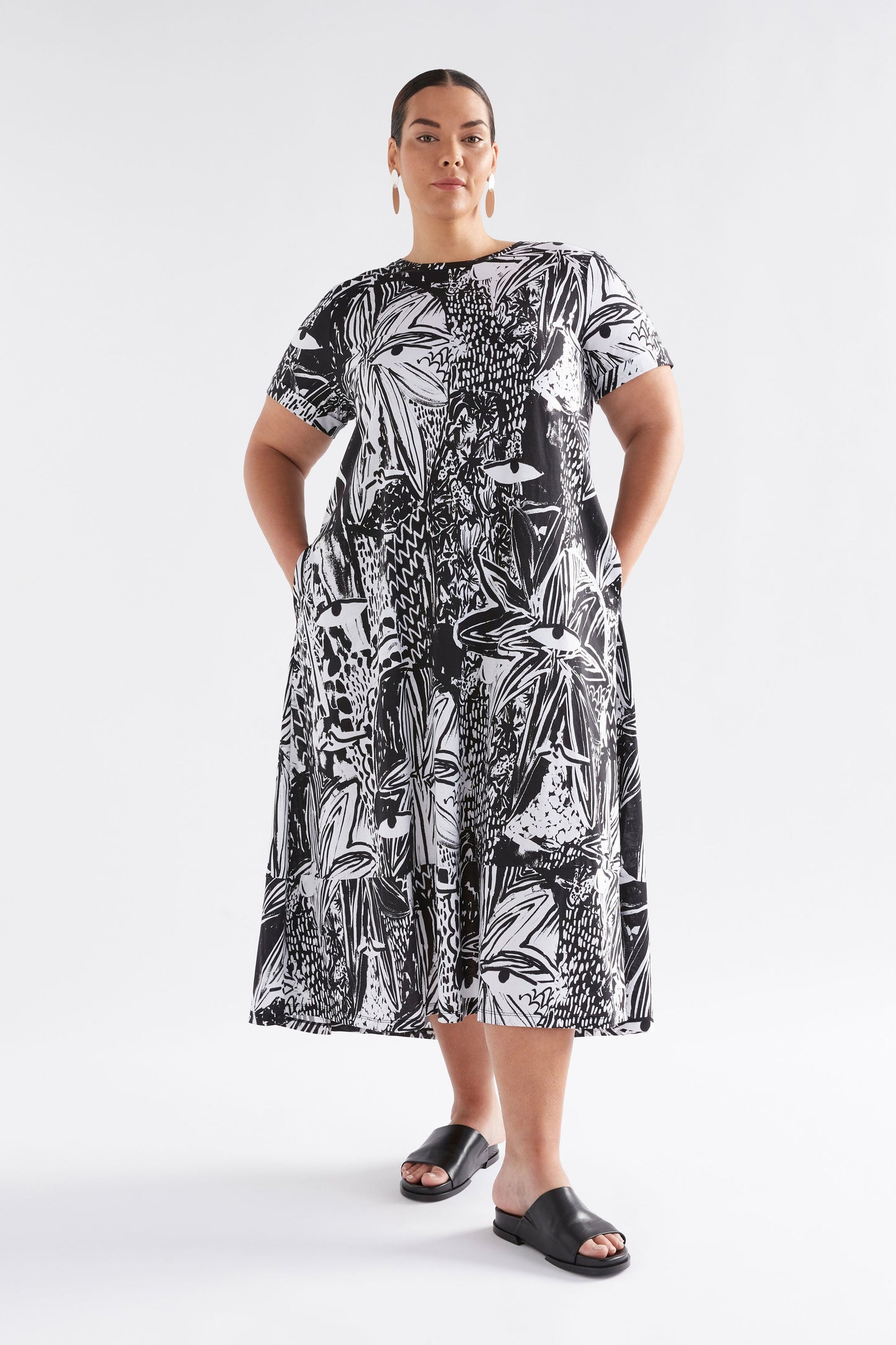 Haki Long Organic Cotton Jersey  Print Tshirt Dress Model Front Curve | TROPEA PRINT