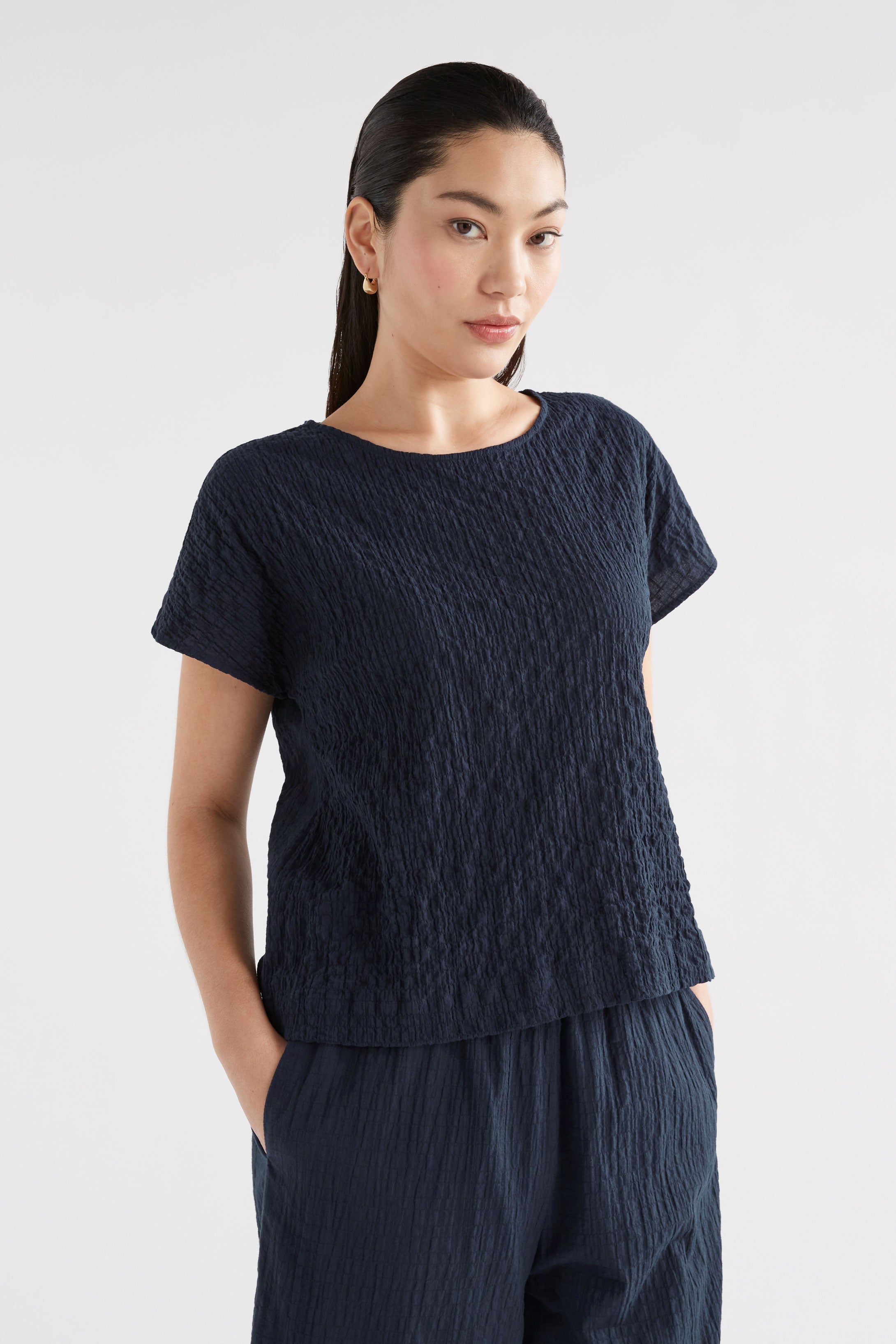 Huvet Organic Cotton Crinkle Texture Short Sleeve Top Model Front 2 | NEW NAVY