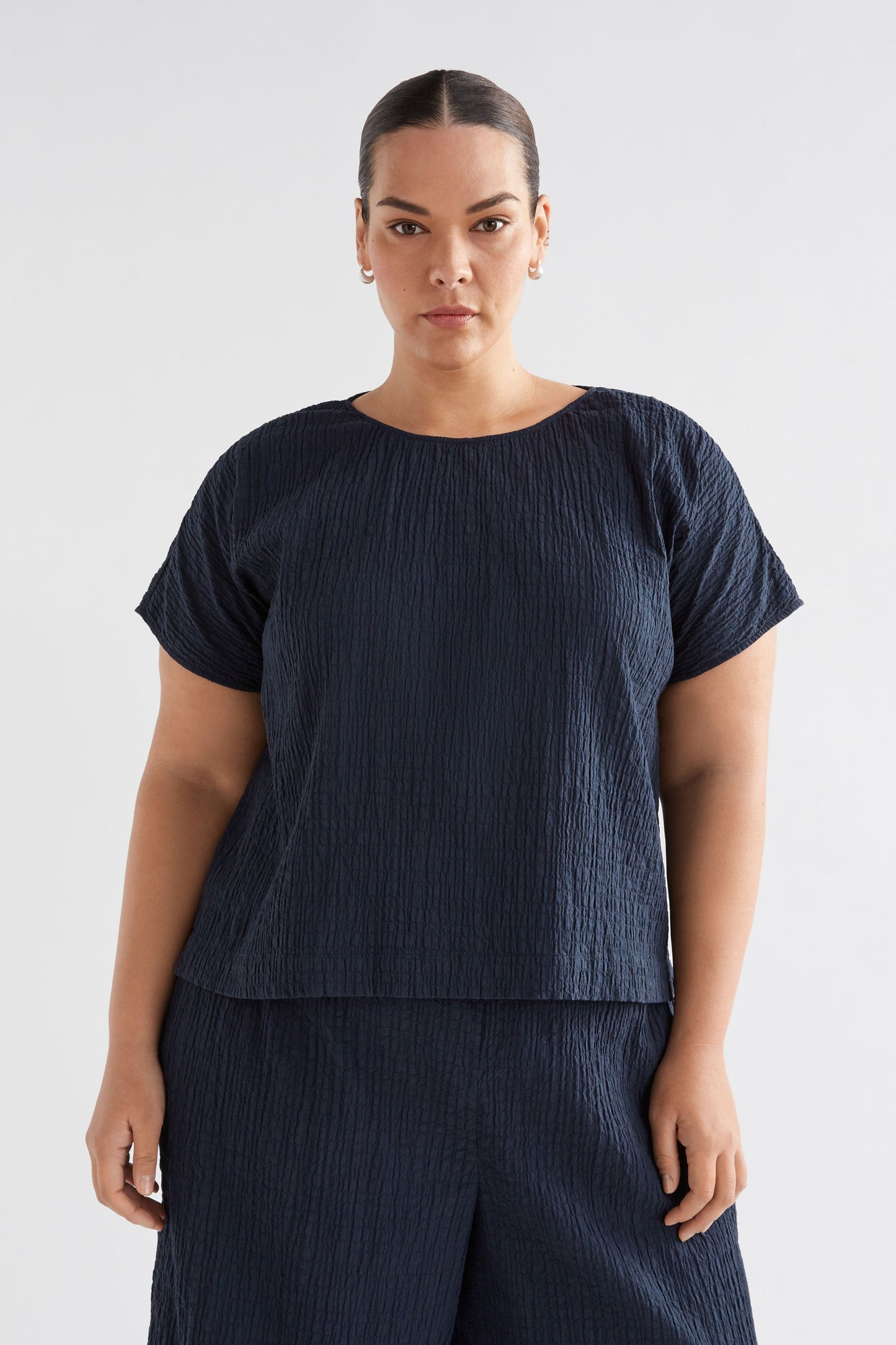 Huvet Organic Cotton Crinkle Texture Short Sleeve Top Model Front | NEW NAVY