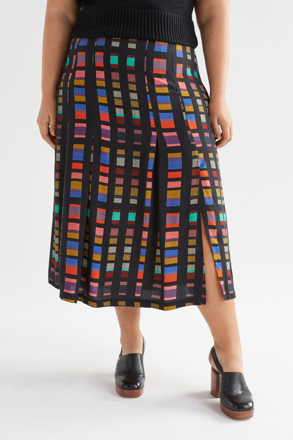 Kira Flat Front Waist Band Print Skirt with Split Model Curve Front crop | TESSELA PRINT